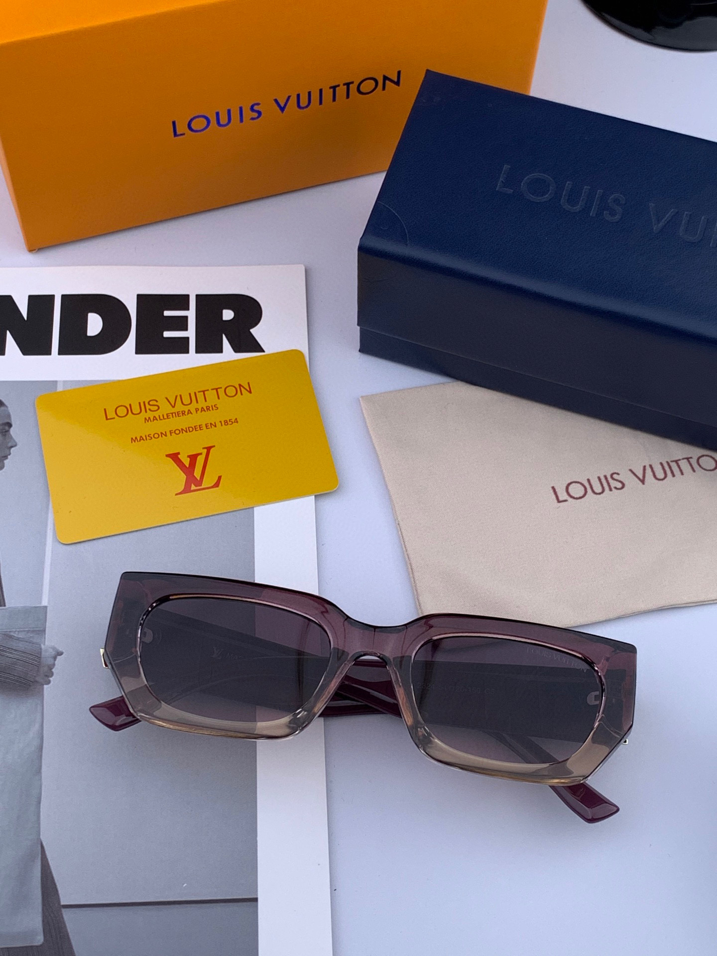  LV 2025年开春新款  潮流爆款 时尚方框太阳镜 高品质 佩戴舒适 网红潮款墨镜 型号L4232