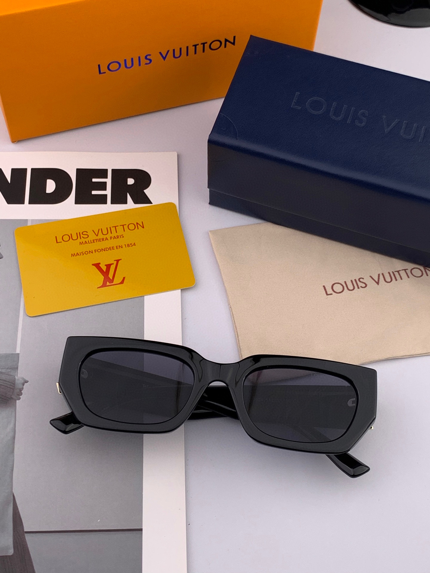  LV 2025年开春新款  潮流爆款 时尚方框太阳镜 高品质 佩戴舒适 网红潮款墨镜 型号L4232