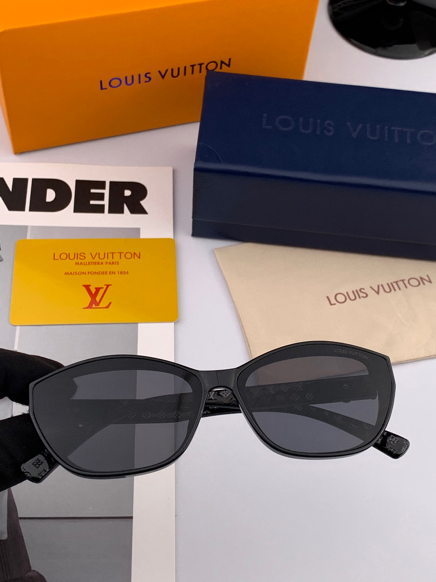  LV 2025年开春新款  潮流爆款 时尚方框太阳镜 高品质 佩戴舒适 网红潮款墨镜 型号L2552
