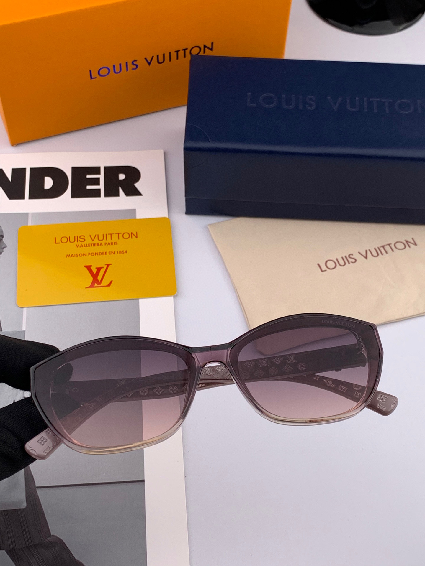  LV 2025年开春新款  潮流爆款 时尚方框太阳镜 高品质 佩戴舒适 网红潮款墨镜 型号L2552