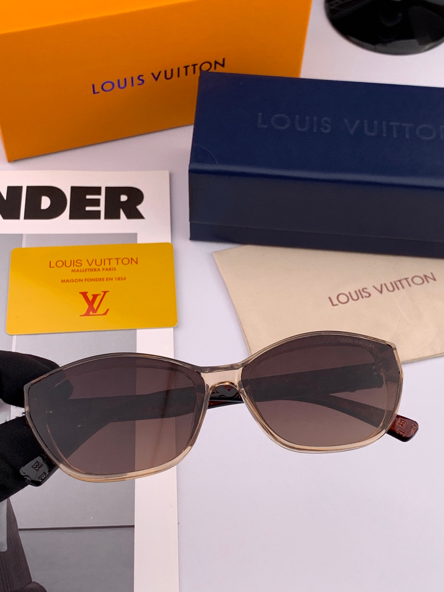  LV 2025年开春新款  潮流爆款 时尚方框太阳镜 高品质 佩戴舒适 网红潮款墨镜 型号L2552