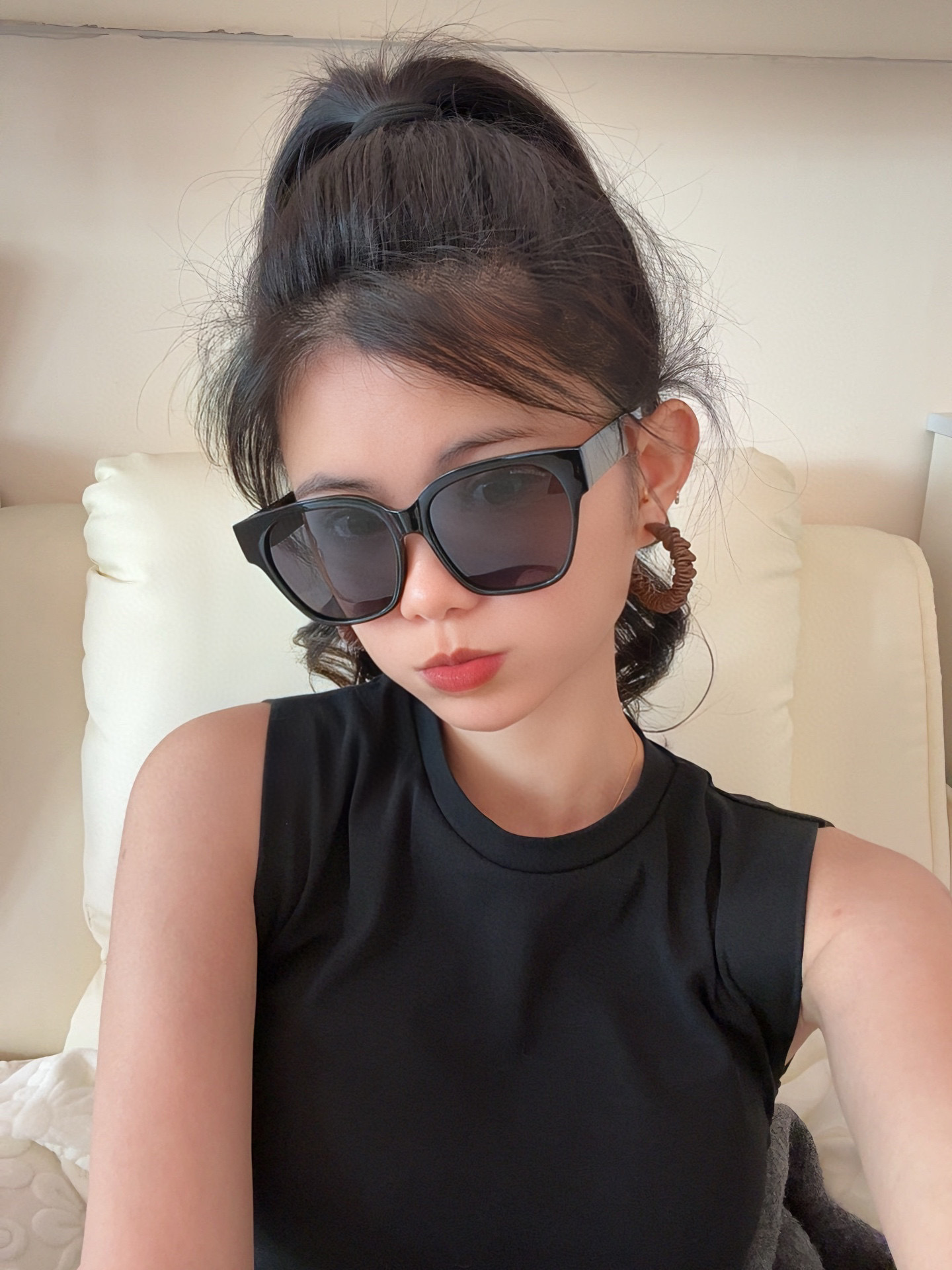   巴黎世家2025开春新款方框框太阳镜男女同款 😎 
爆款大框太阳镜 超逼格超酷 
镜腿品牌设计感强 