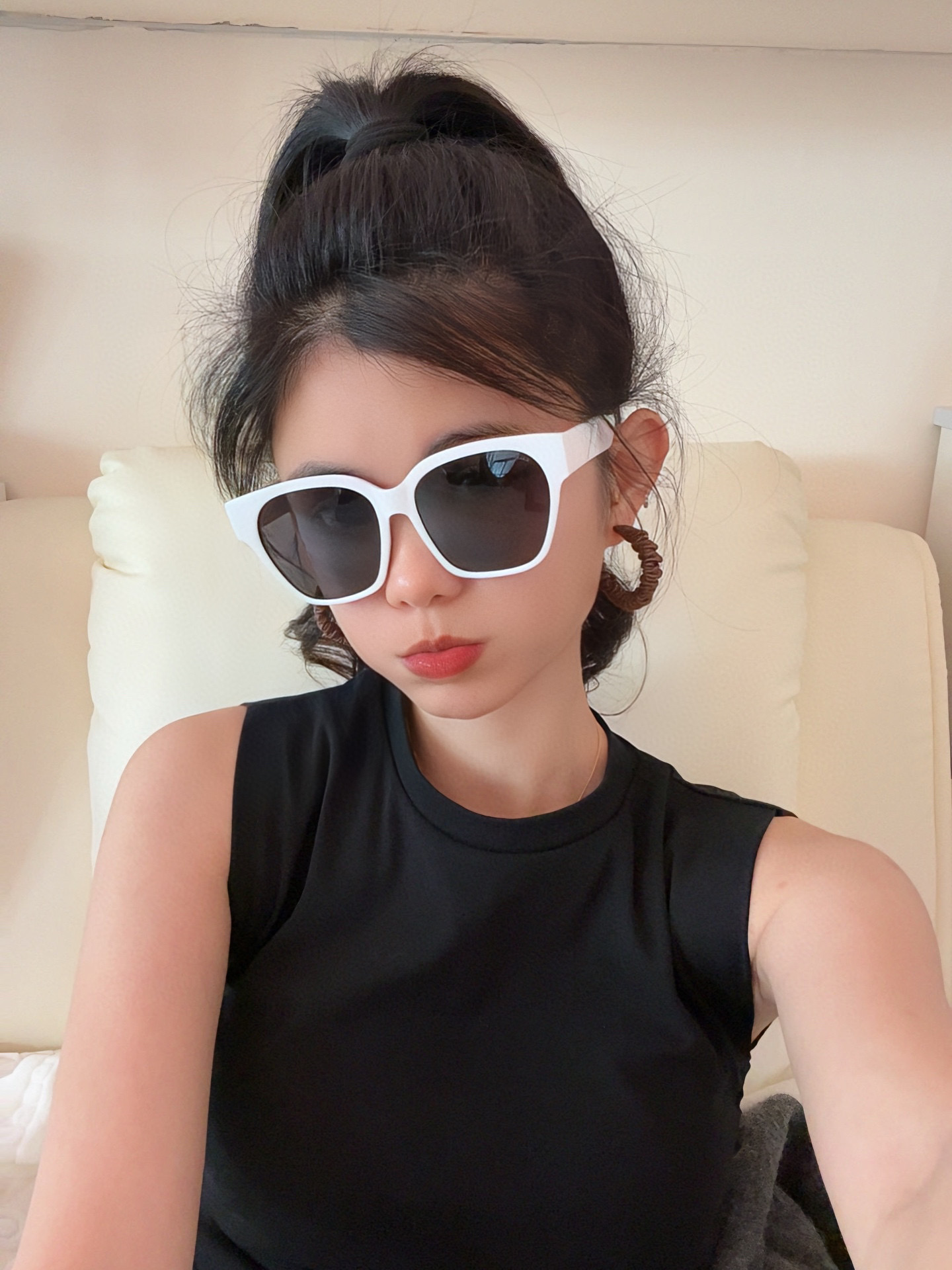   巴黎世家2025开春新款方框框太阳镜男女同款 😎 
爆款大框太阳镜 超逼格超酷 
镜腿品牌设计感强 