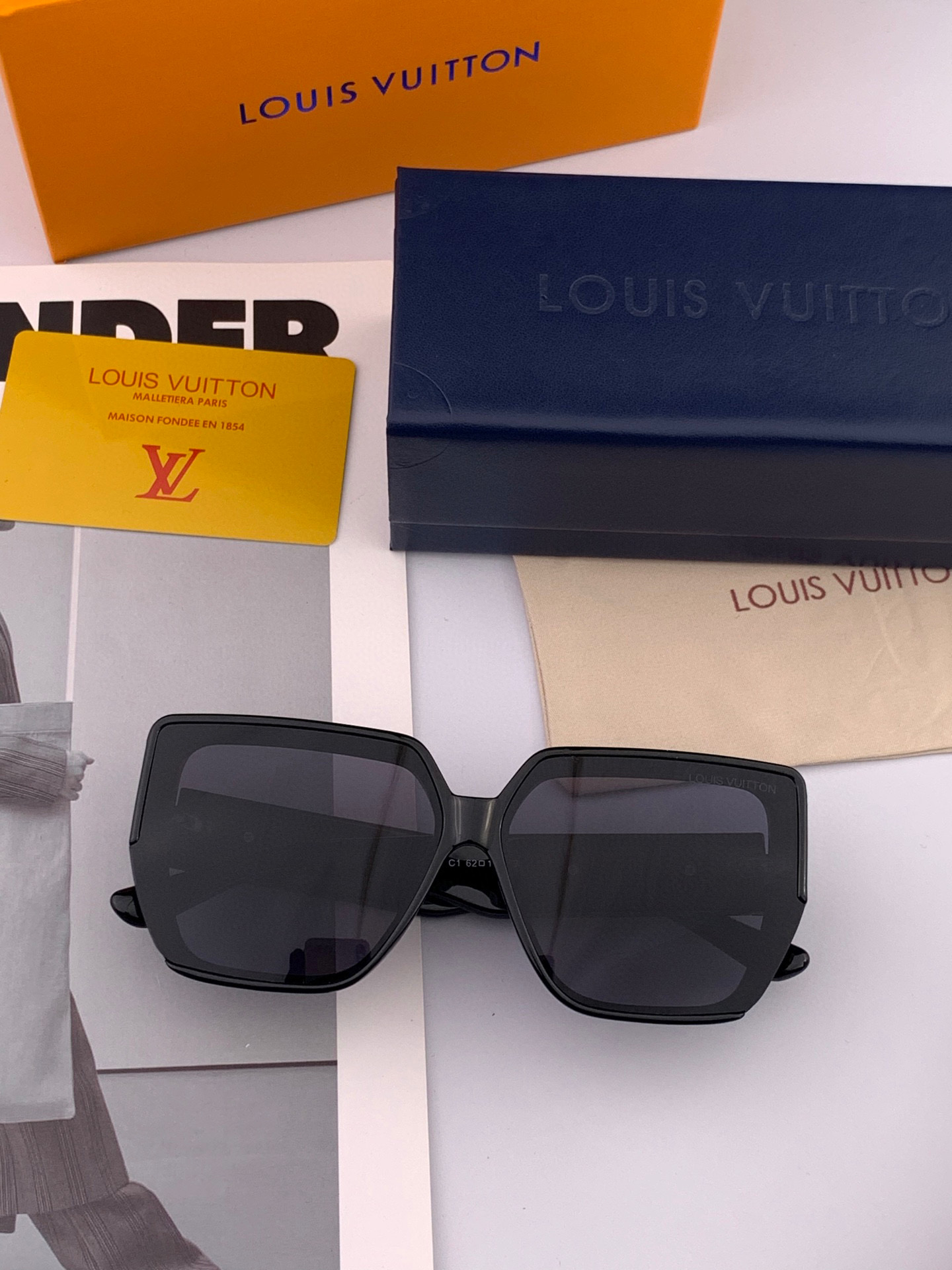  LV 2025年开春新款  潮流爆款 时尚方框太阳镜 高品质 佩戴舒适 网红潮款墨镜 型号L6303