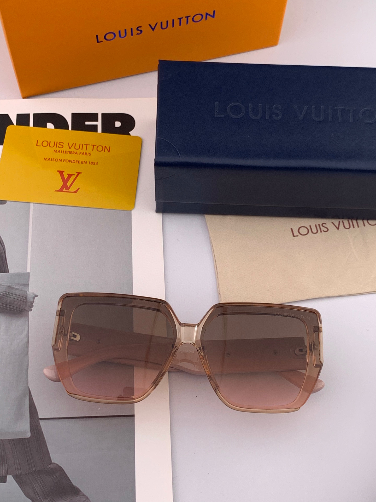 LV 2025年开春新款  潮流爆款 时尚方框太阳镜 高品质 佩戴舒适 网红潮款墨镜 型号L6303