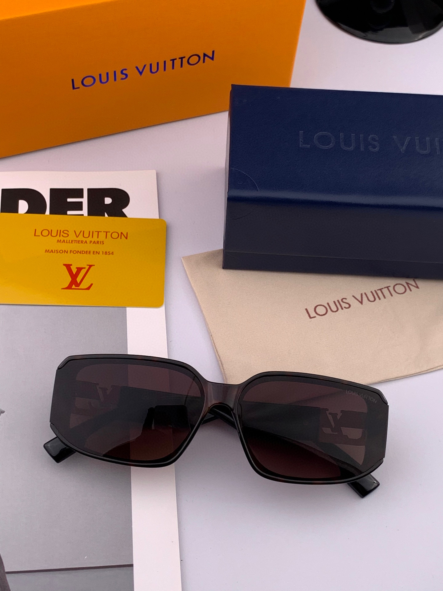  LV 2025年开春新款  潮流爆款 时尚方框太阳镜 高品质 佩戴舒适 网红潮款墨镜 型号L5551