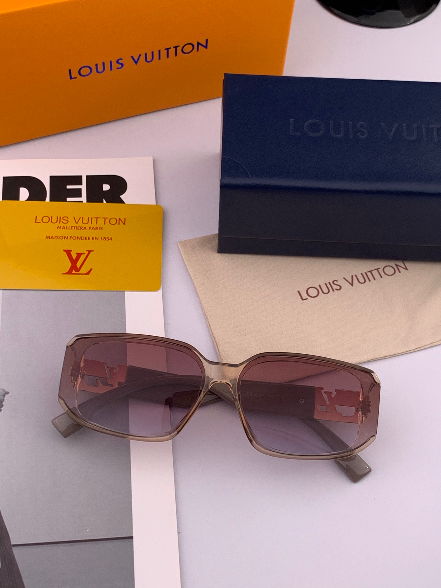  LV 2025年开春新款  潮流爆款 时尚方框太阳镜 高品质 佩戴舒适 网红潮款墨镜 型号L5551