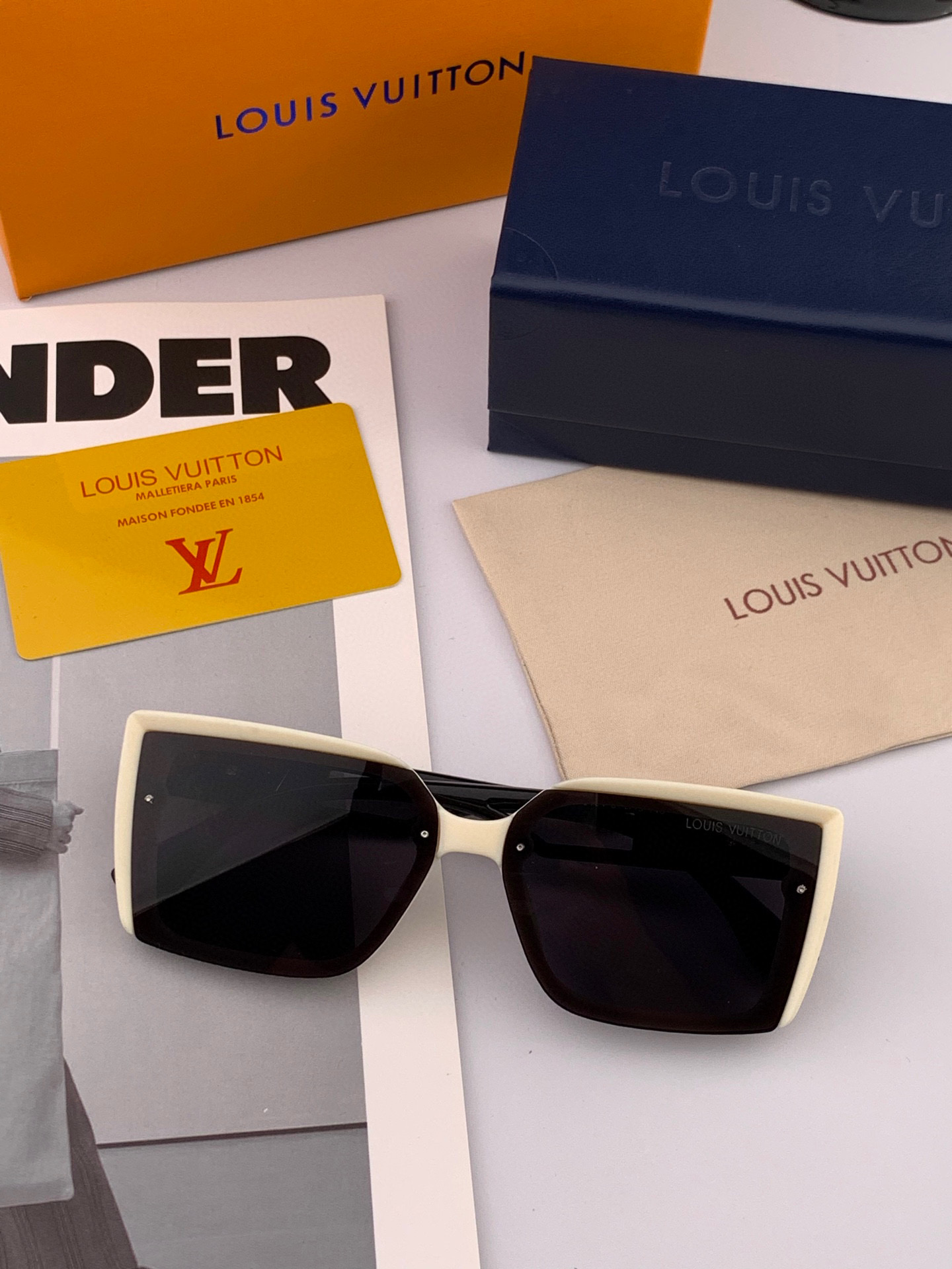  LV 2025年开春新款  潮流爆款 时尚方框太阳镜 高品质 佩戴舒适 网红潮款墨镜 型号L4310