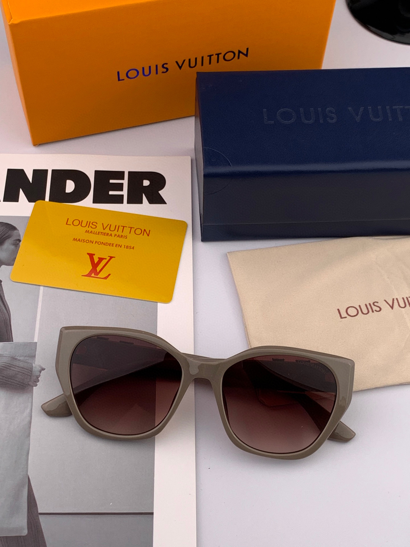  LV 2025年开春新款  潮流爆款 时尚方框太阳镜 高品质 佩戴舒适 网红潮款墨镜 型号L4550