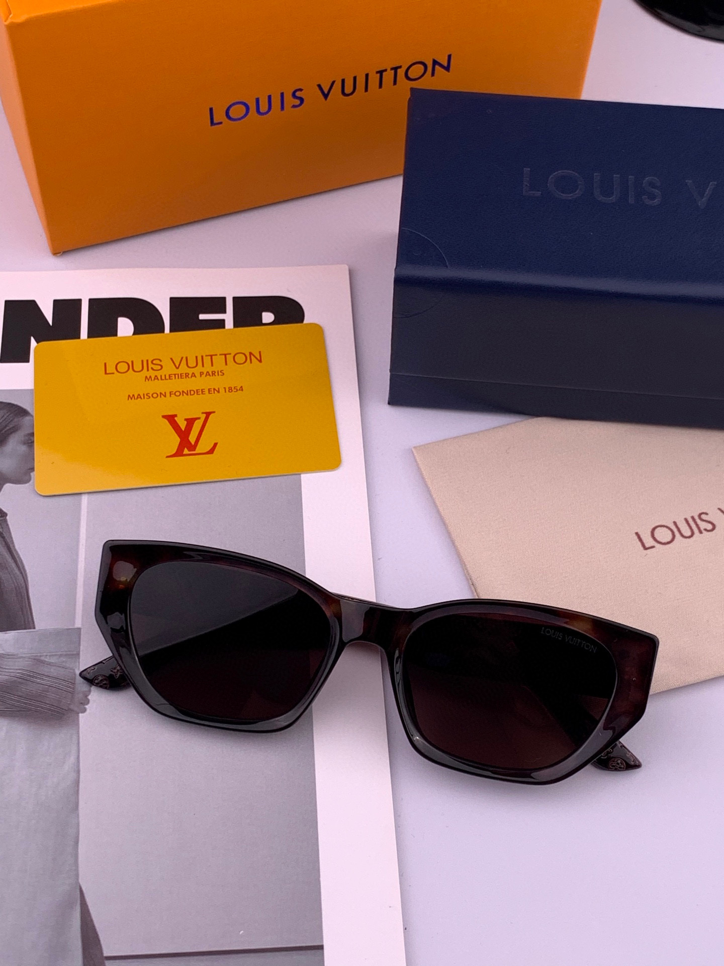  LV 2025年开春新款  潮流爆款 时尚方框太阳镜 高品质 佩戴舒适 网红潮款墨镜 型号L9551