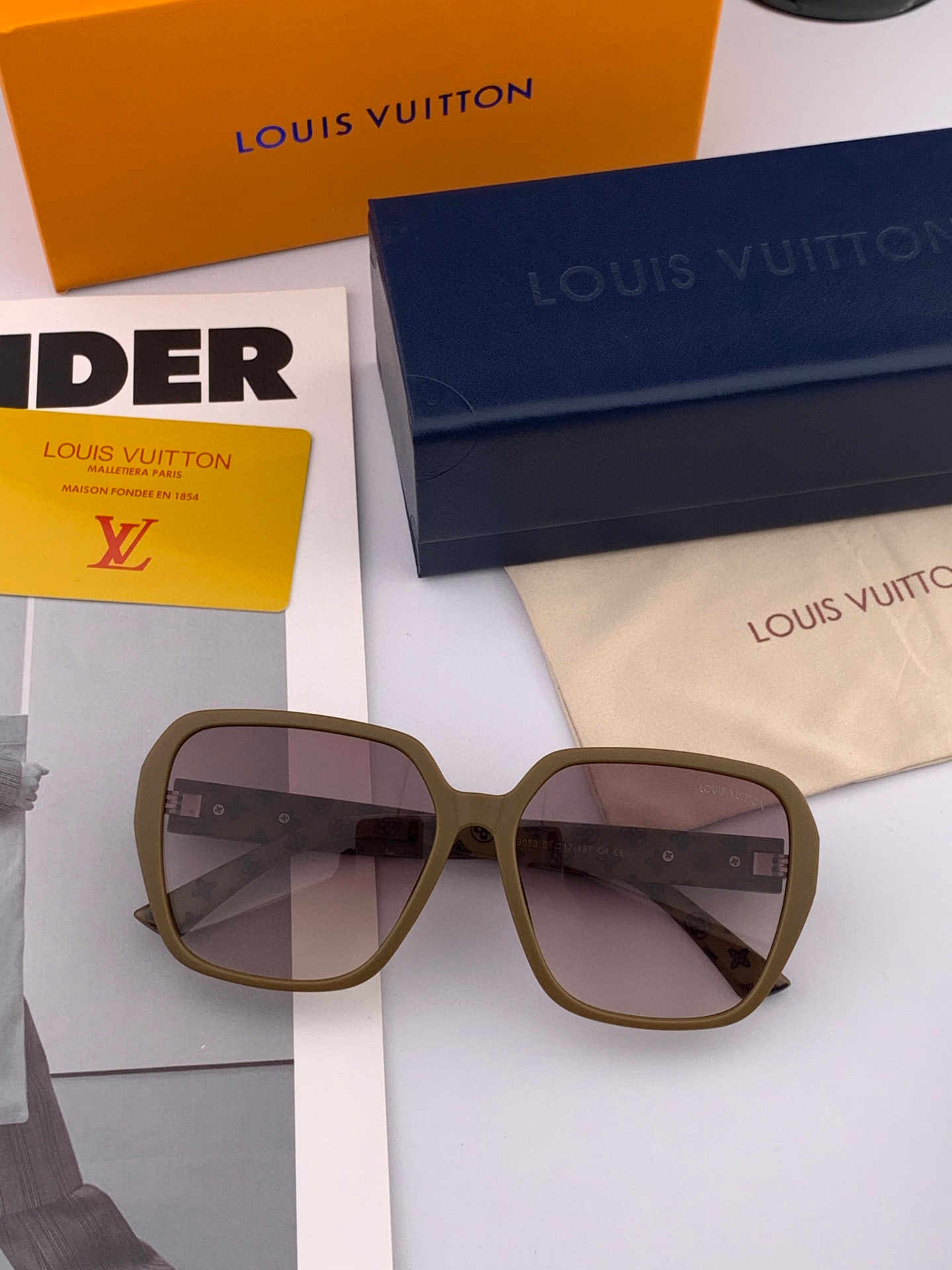  LV 2025年开春新款  潮流爆款 时尚方框太阳镜 高品质 佩戴舒适 网红潮款墨镜 型号L3305