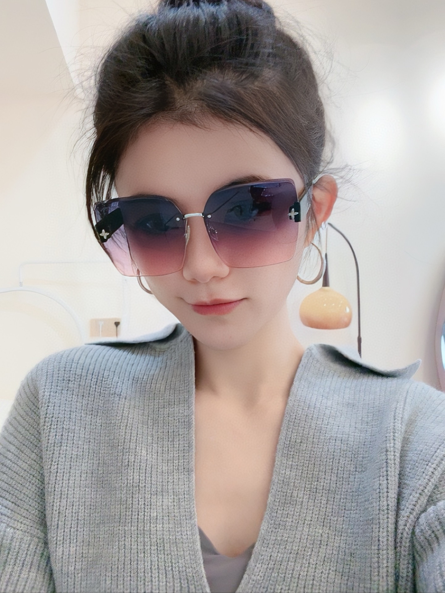   LV 2025新款女士方框太阳眼镜 开车墨镜 新款无框太阳镜  时尚大方 舒适轻盈 精致奢华 超轻 