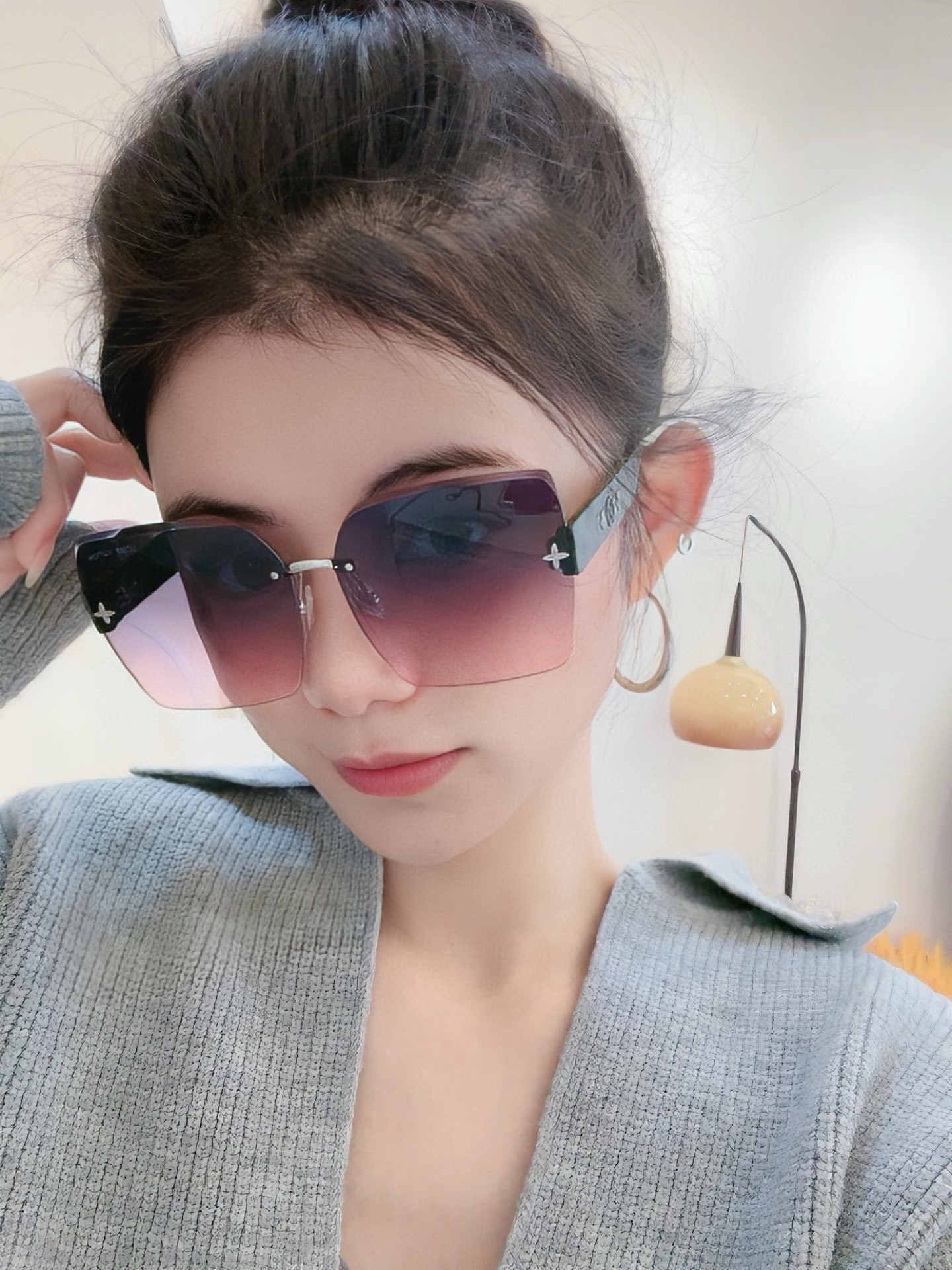   LV 2025新款女士方框太阳眼镜 开车墨镜 新款无框太阳镜  时尚大方 舒适轻盈 精致奢华 超轻 
