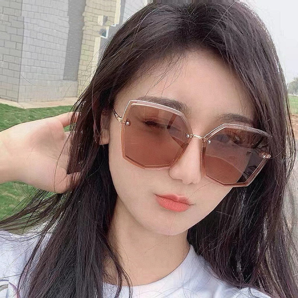    新品CHANEL 香奈儿太阳镜以独特魅力和前卫风格诠释春夏最新眼镜，质感超好佩带舒适 型号：CH8