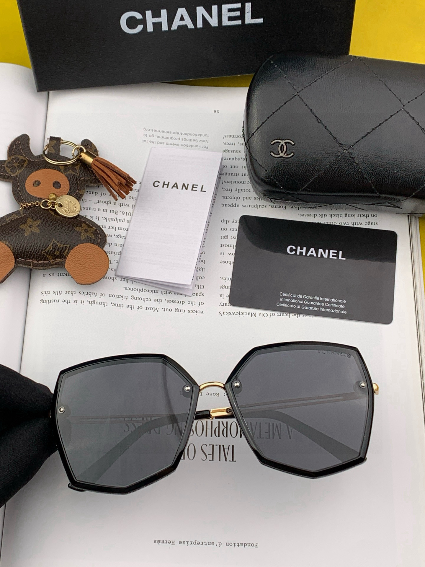    新品CHANEL 香奈儿太阳镜以独特魅力和前卫风格诠释春夏最新眼镜，质感超好佩带舒适 型号：CH8