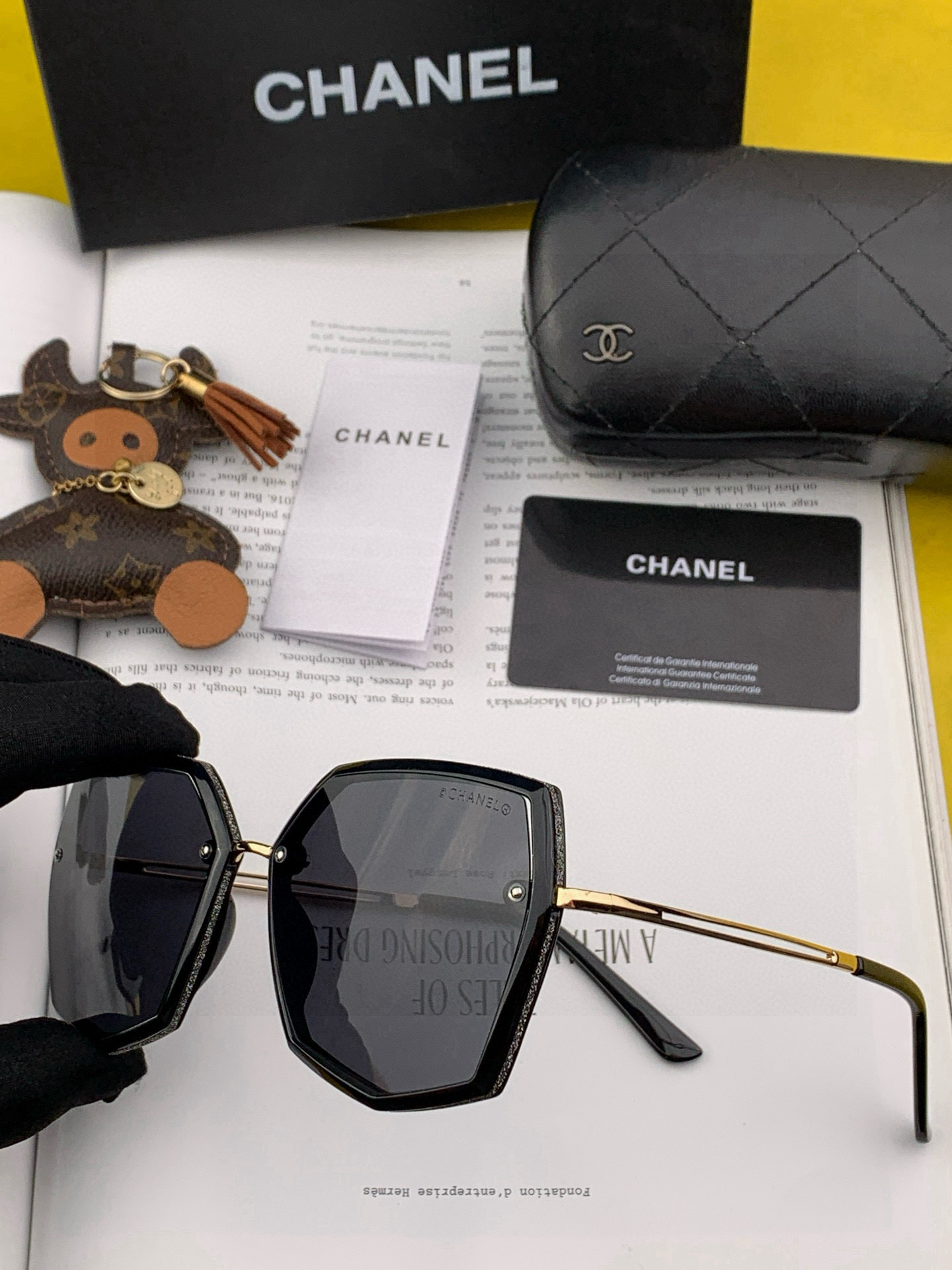    新品CHANEL 香奈儿太阳镜以独特魅力和前卫风格诠释春夏最新眼镜，质感超好佩带舒适 型号：CH8