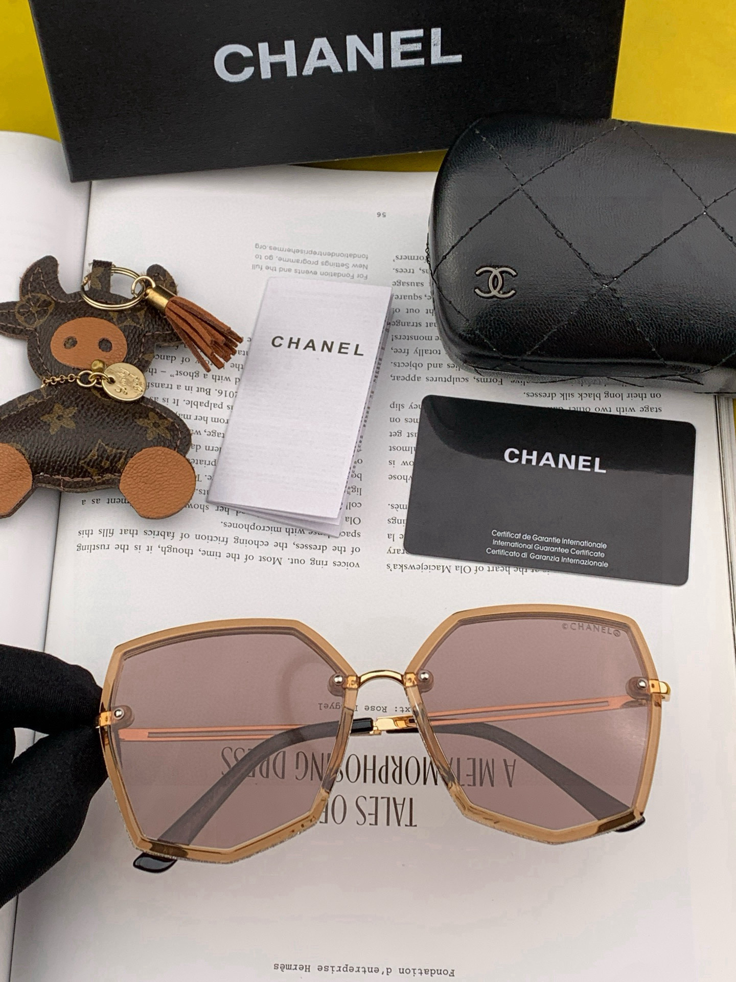    新品CHANEL 香奈儿太阳镜以独特魅力和前卫风格诠释春夏最新眼镜，质感超好佩带舒适 型号：CH8