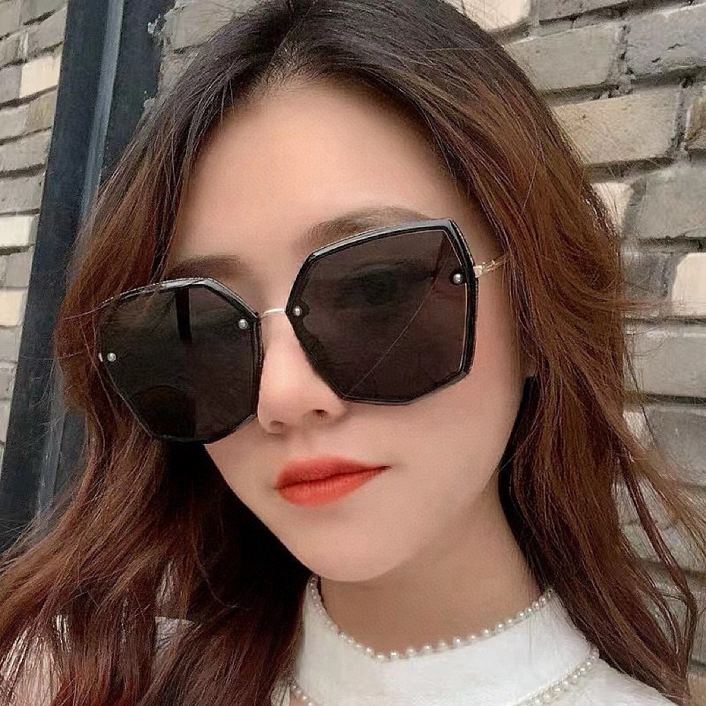    新品CHANEL 香奈儿太阳镜以独特魅力和前卫风格诠释春夏最新眼镜，质感超好佩带舒适 型号：CH8