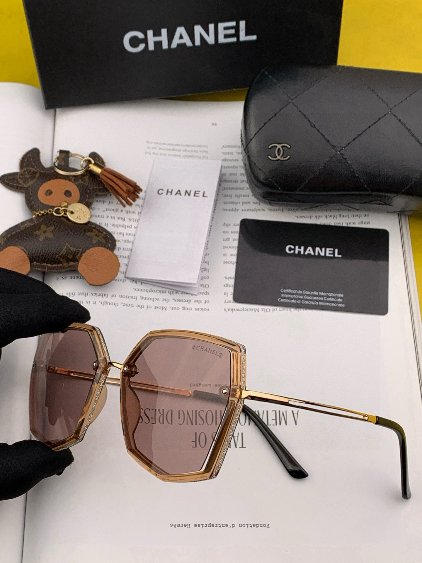    新品CHANEL 香奈儿太阳镜以独特魅力和前卫风格诠释春夏最新眼镜，质感超好佩带舒适 型号：CH8