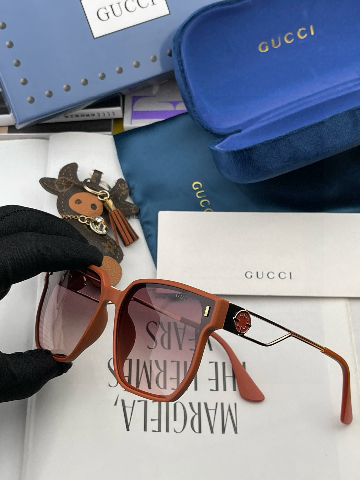   Gucci   经典的方框设计，不挑脸型，无论搭配大衣还是连衣裙都非常显气质尼龙偏光镜片预防紫外线 