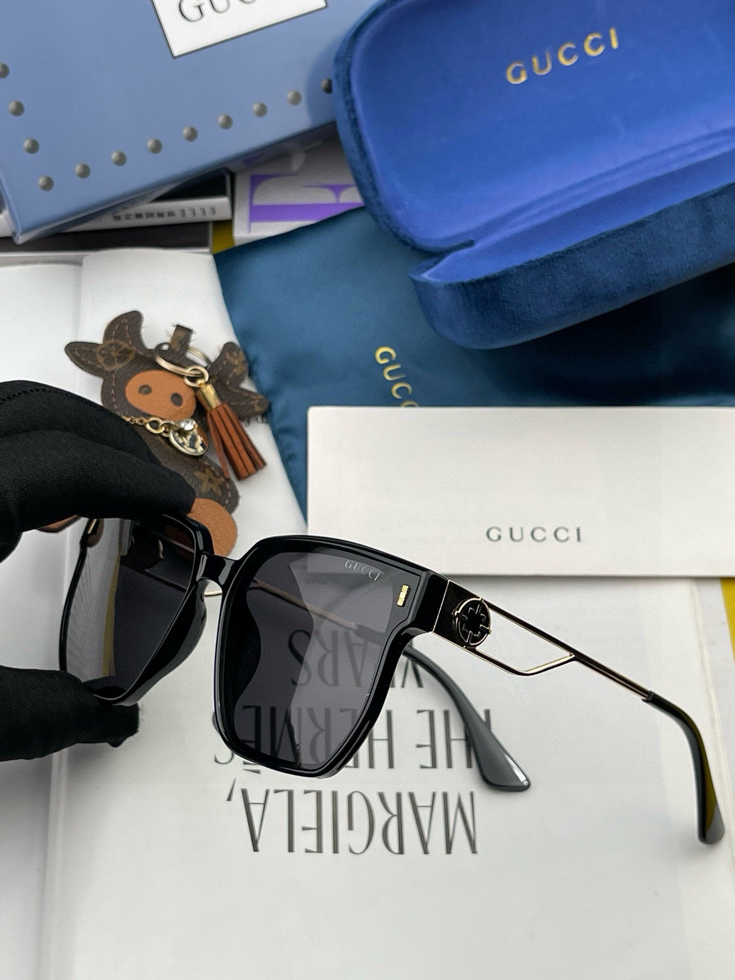   Gucci   经典的方框设计，不挑脸型，无论搭配大衣还是连衣裙都非常显气质尼龙偏光镜片预防紫外线 