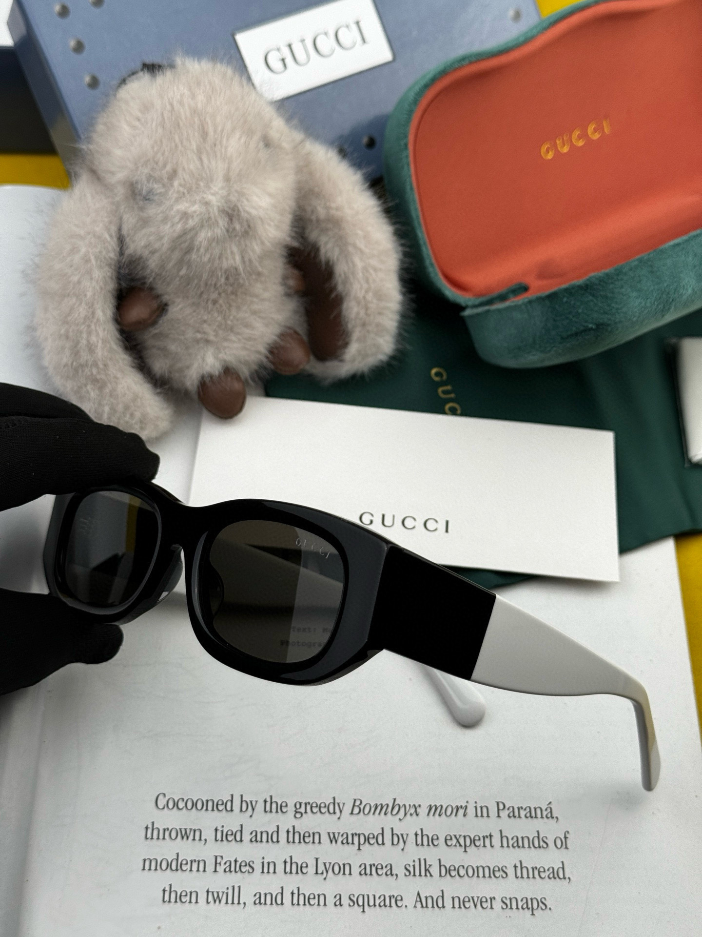   GUCCI2025开春新款一体镜 大框太阳镜男女同款 😎 
爆款小框尼龙太阳镜 超逼格超酷 
镜腿品