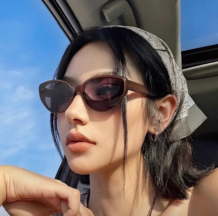   巴黎世家2025开春新款一体镜 小框太阳镜男女同款 😎 
爆款大框尼龙太阳镜 超逼格超酷 
镜腿品牌