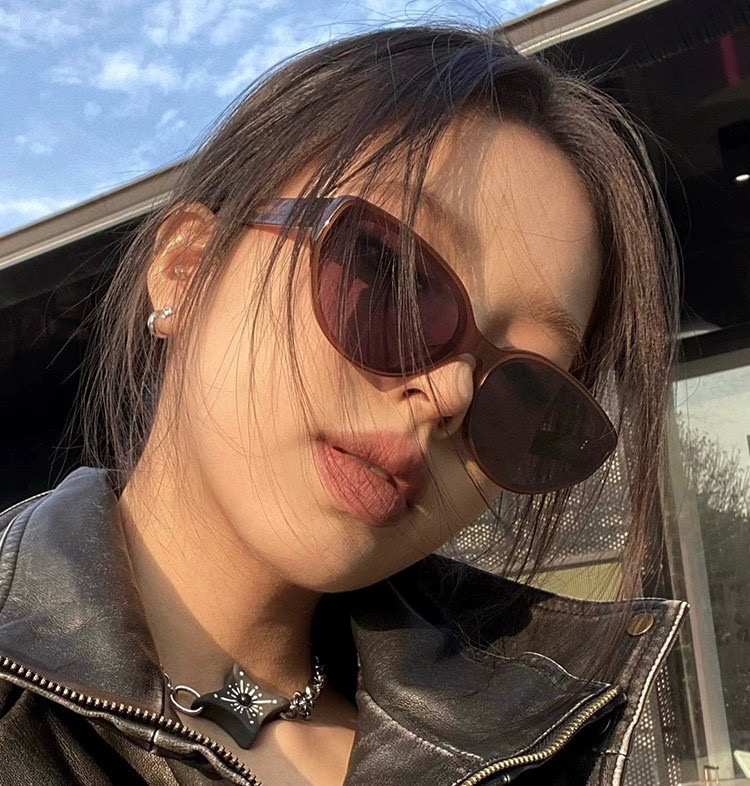   巴黎世家2025开春新款一体镜 小框太阳镜男女同款 😎 
爆款大框尼龙太阳镜 超逼格超酷 
镜腿品牌