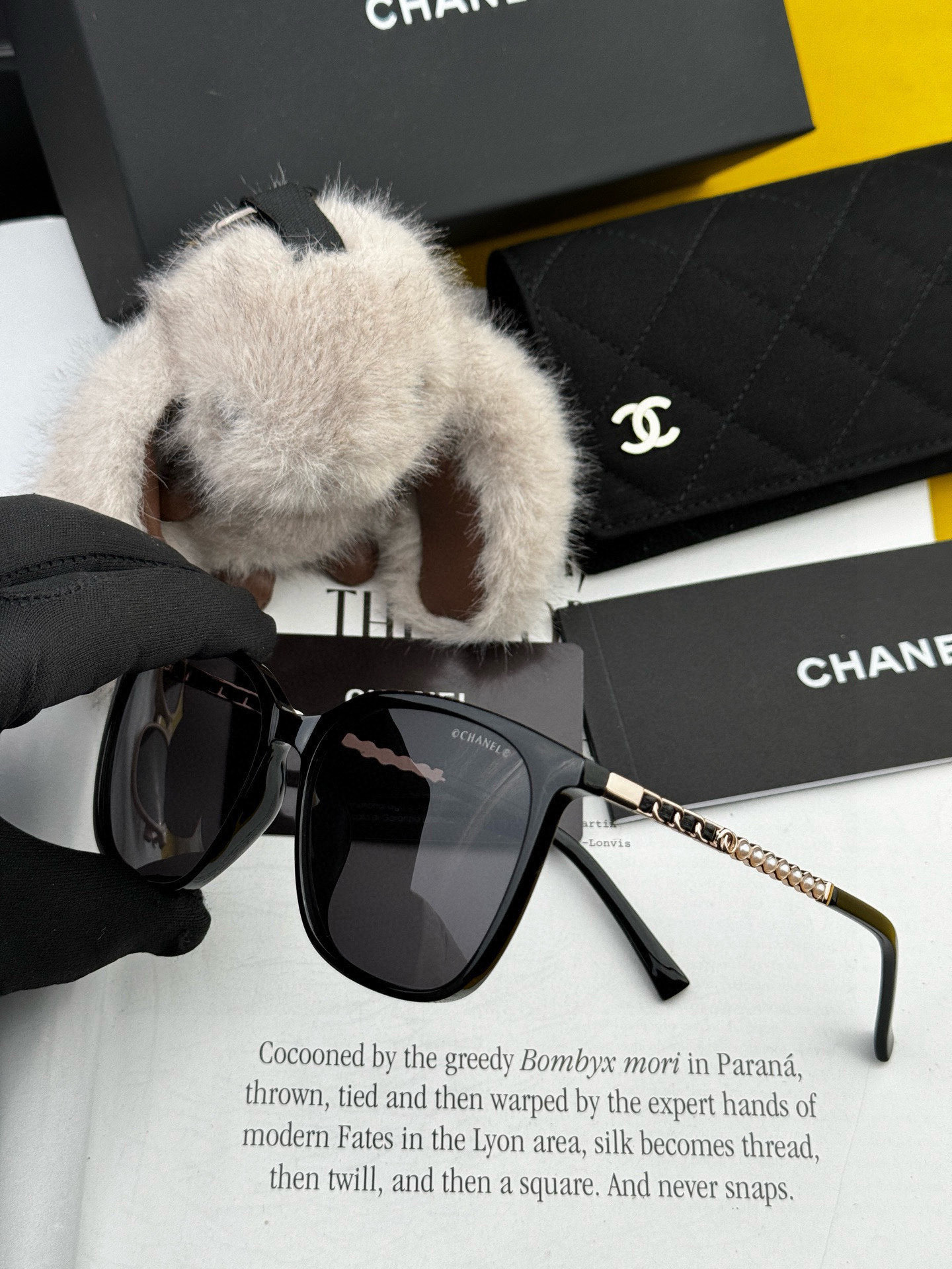  新品CHANEL 香奈儿太阳镜以独特魅力和前卫风格诠释春夏最新眼镜，以方框设计两边经典小香珍珠做点缀，