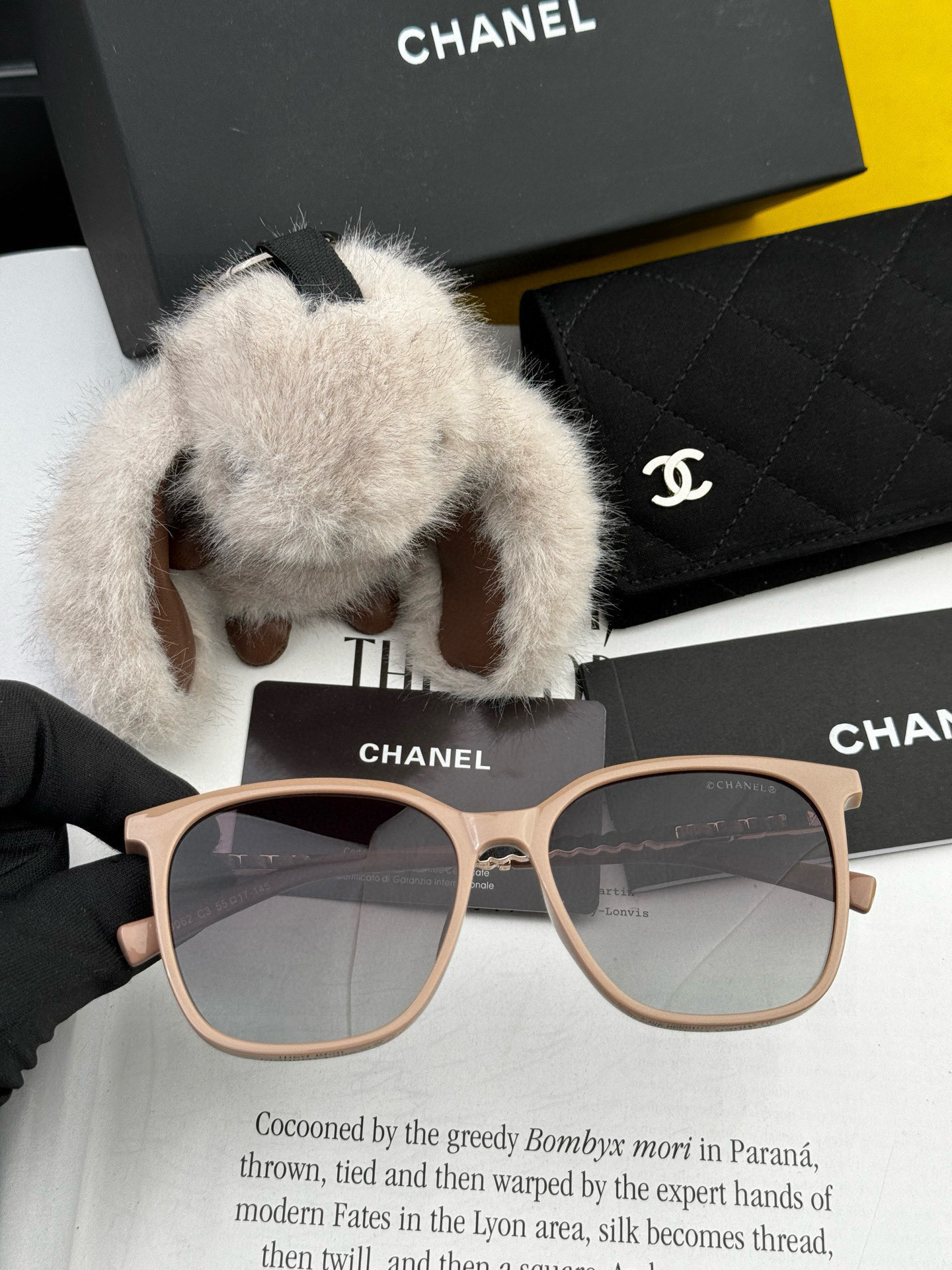  新品CHANEL 香奈儿太阳镜以独特魅力和前卫风格诠释春夏最新眼镜，以方框设计两边经典小香珍珠做点缀，