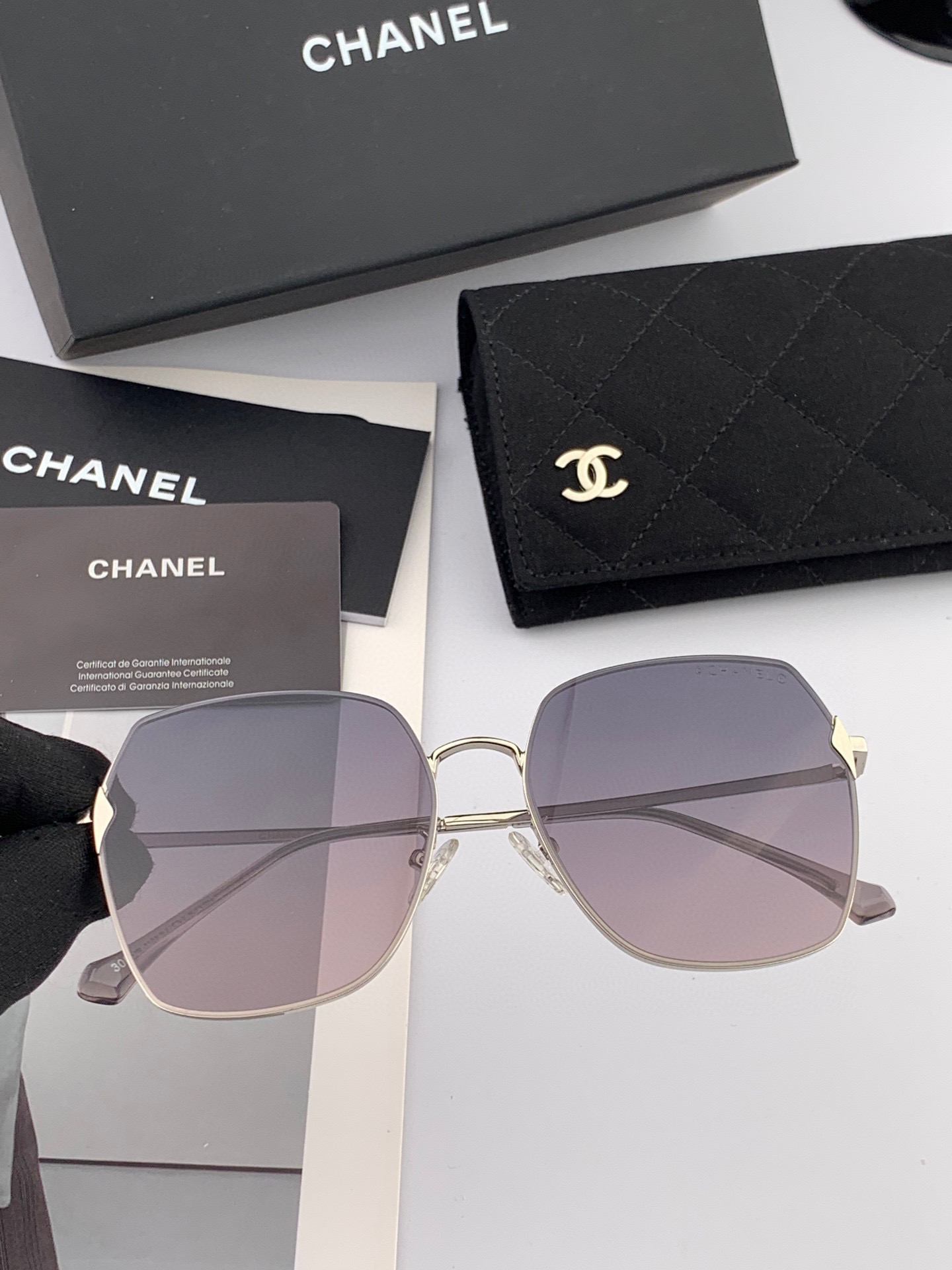 【CHANEL】香奈儿  新款尼龙偏光太眼镜，无框钻石 切边更有质感，大气女人范儿，大脸小脸都好看 ！