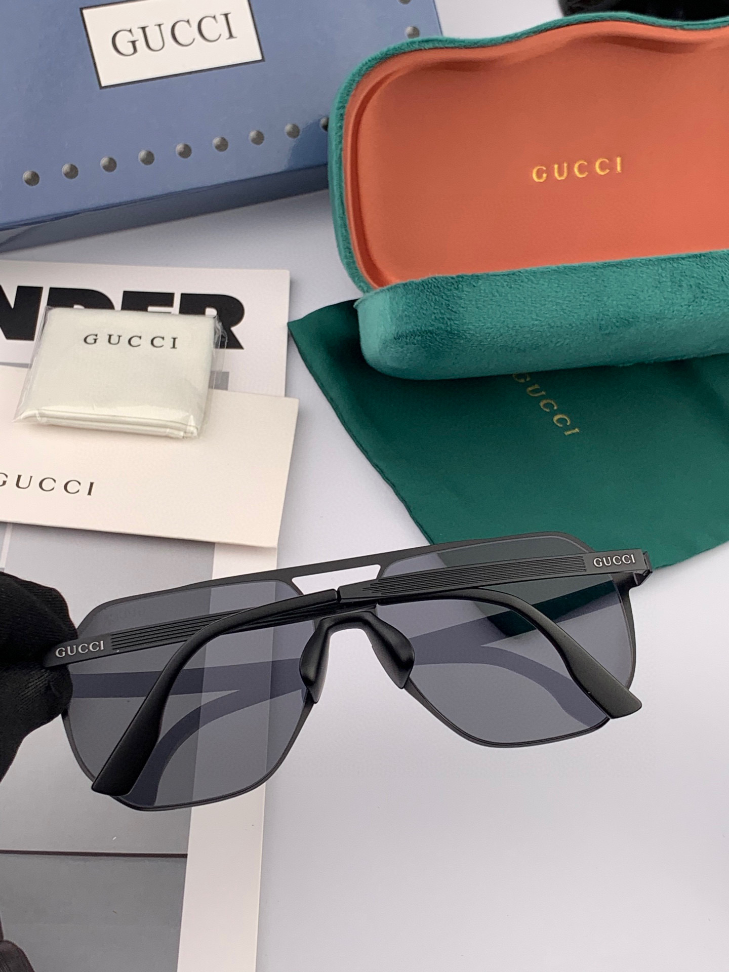        GUCCI 男款炫彩飞行员偏光太阳镜 ❤️材质：高清尼龙加厚卡槽高清偏光镜片 🌹无边框镜架