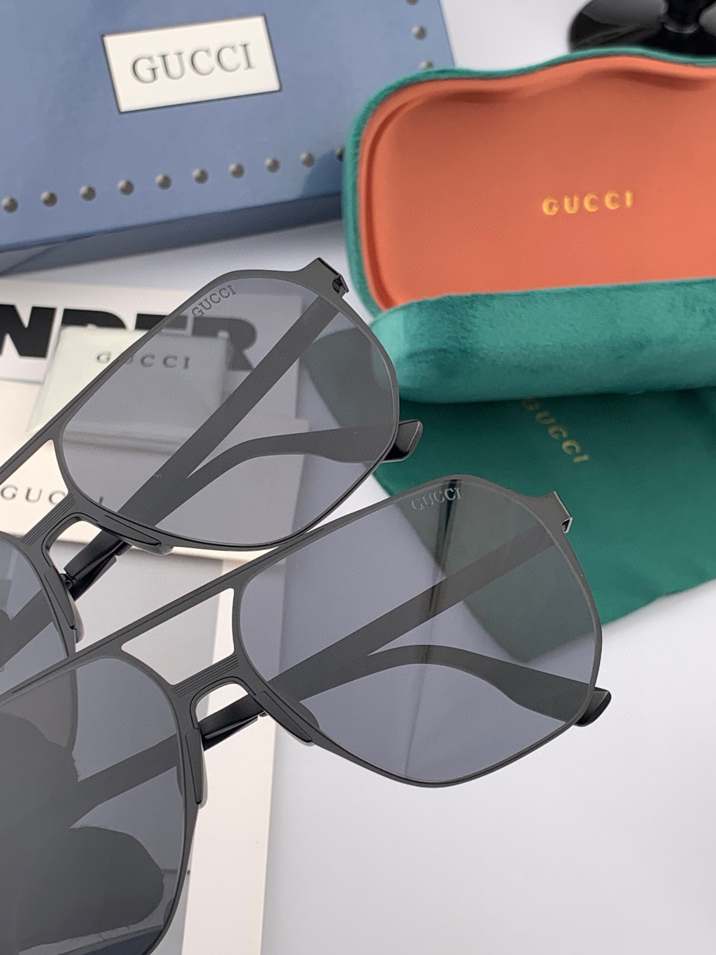        GUCCI 男款炫彩飞行员偏光太阳镜 ❤️材质：高清尼龙加厚卡槽高清偏光镜片 🌹无边框镜架