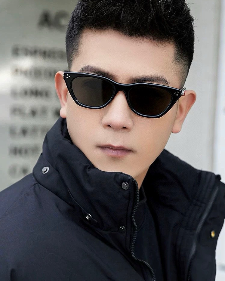 巴黎世家2025开春新款一体镜 大框太阳镜男女同款 😎 
爆款大框尼龙太阳镜 超逼格超酷 
镜腿品牌设计