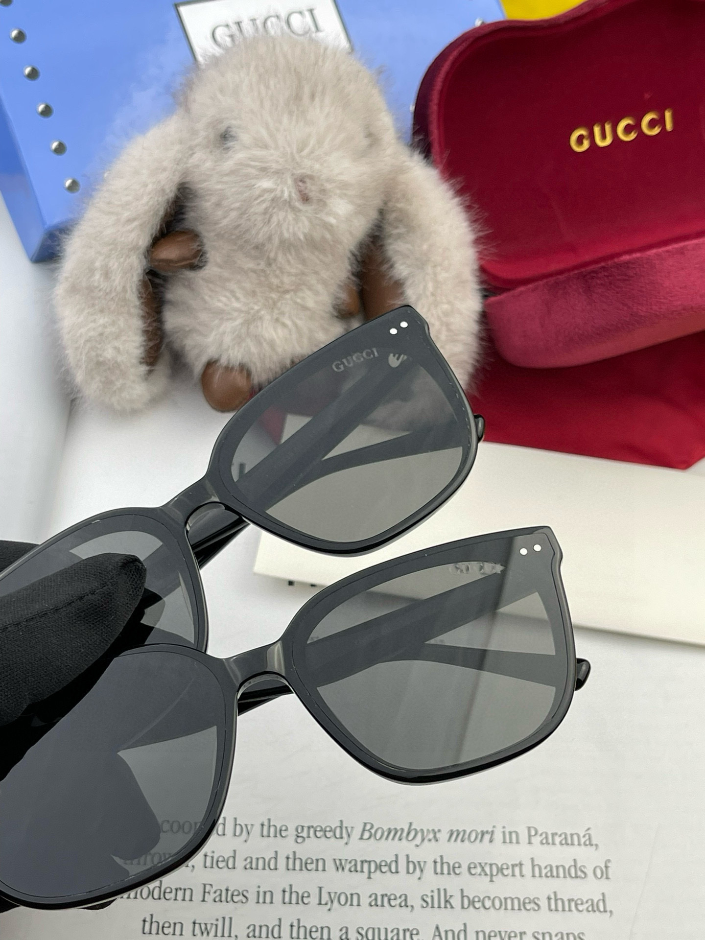  GUCCI2025开春新款一体镜 小框太阳镜男女同款 😎 
爆款大框尼龙太阳镜 超逼格超酷 
镜腿品牌