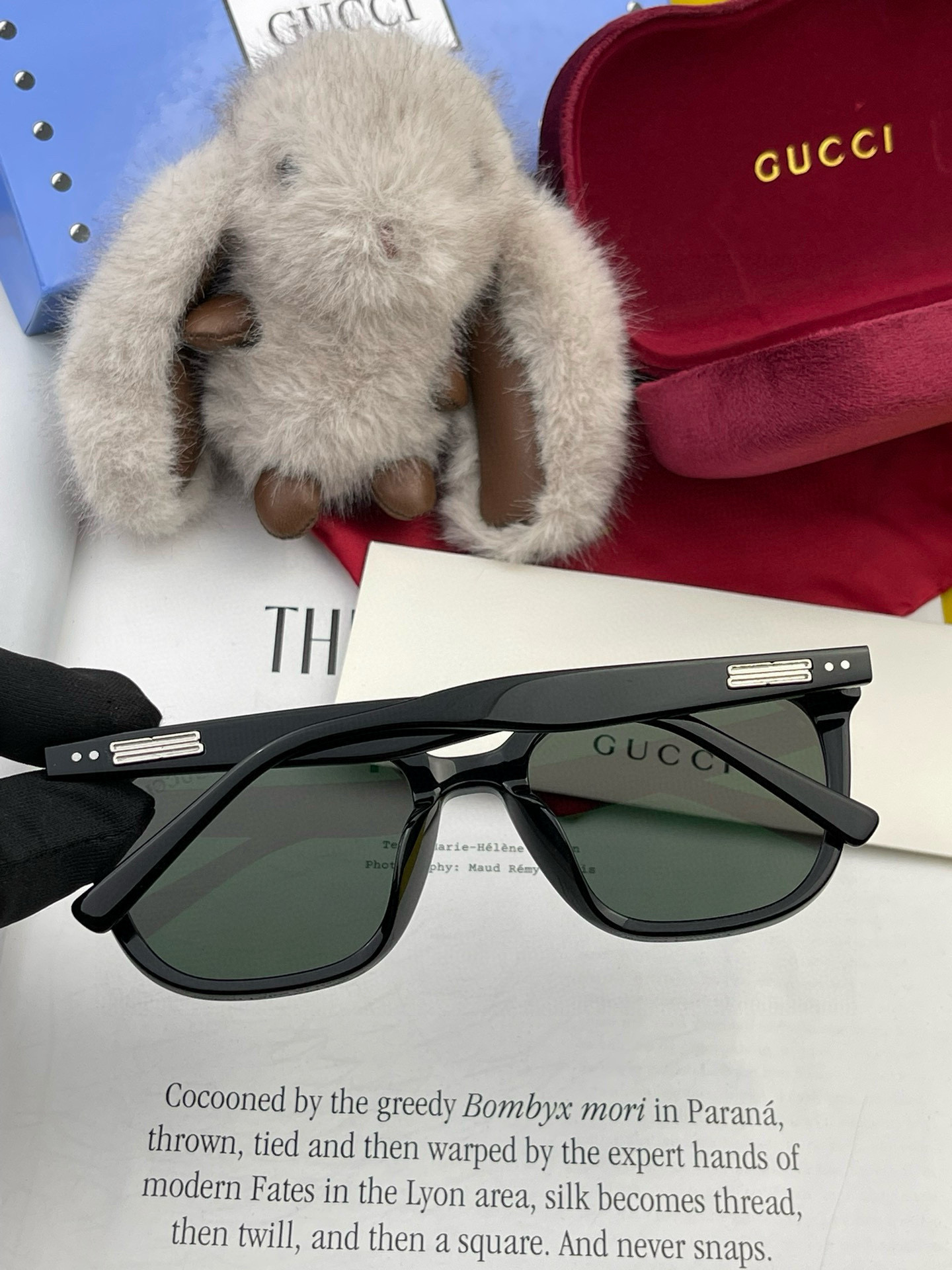  GUCCI2025开春新款一体镜 小框太阳镜男女同款 😎 
爆款大框尼龙太阳镜 超逼格超酷 
镜腿品牌