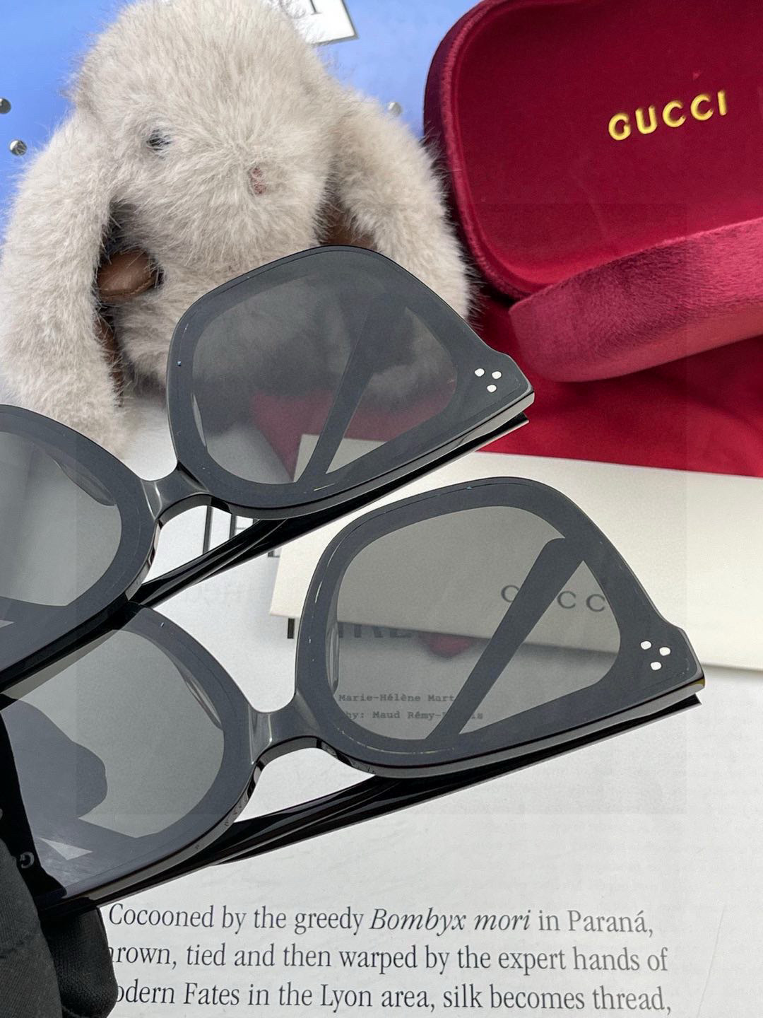   GUCCI2025开春新款一体镜 大框太阳镜男女同款 😎 
爆款大框尼龙太阳镜 超逼格超酷 
镜腿品