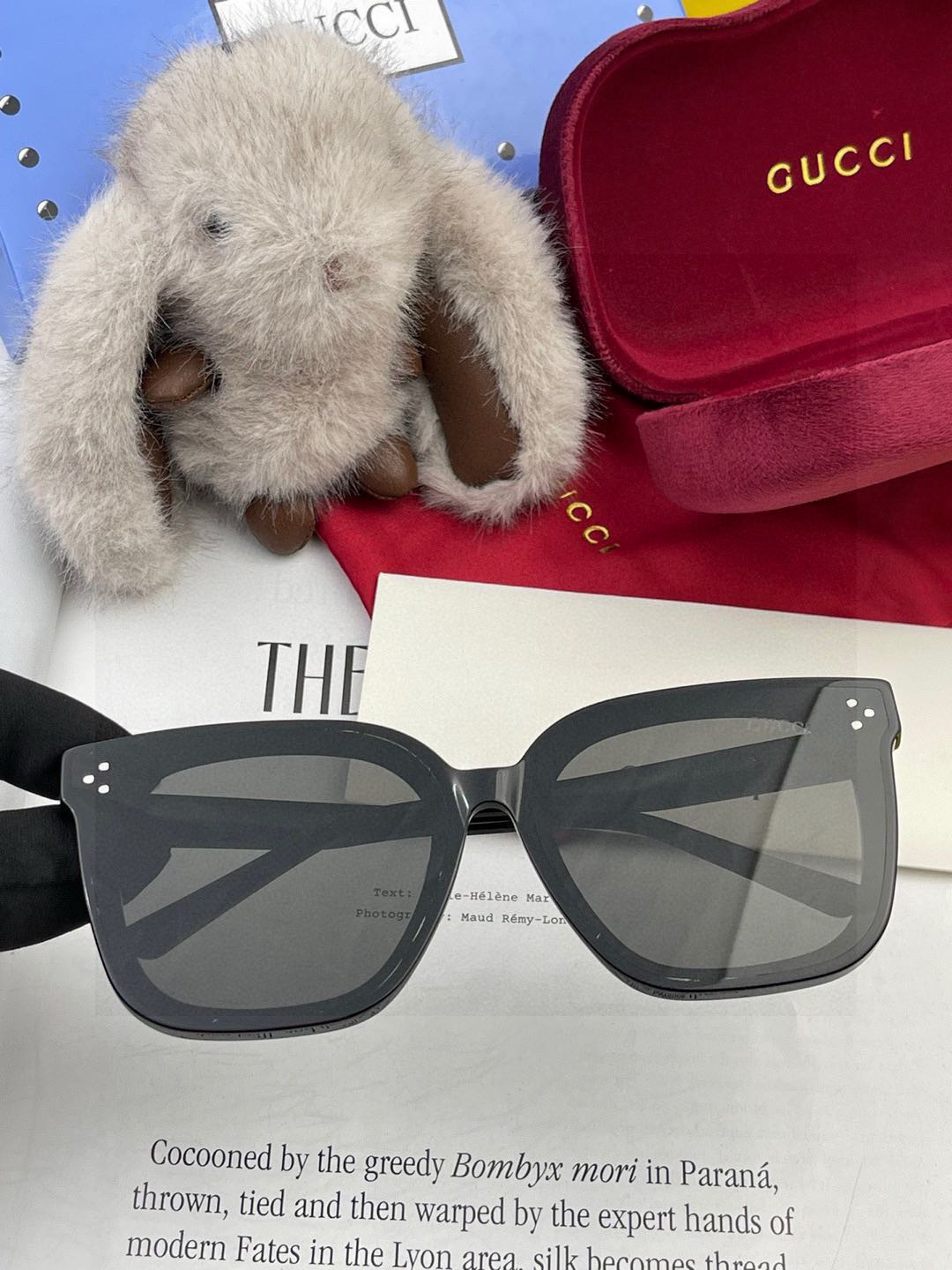   GUCCI2025开春新款一体镜 大框太阳镜男女同款 😎 
爆款大框尼龙太阳镜 超逼格超酷 
镜腿品