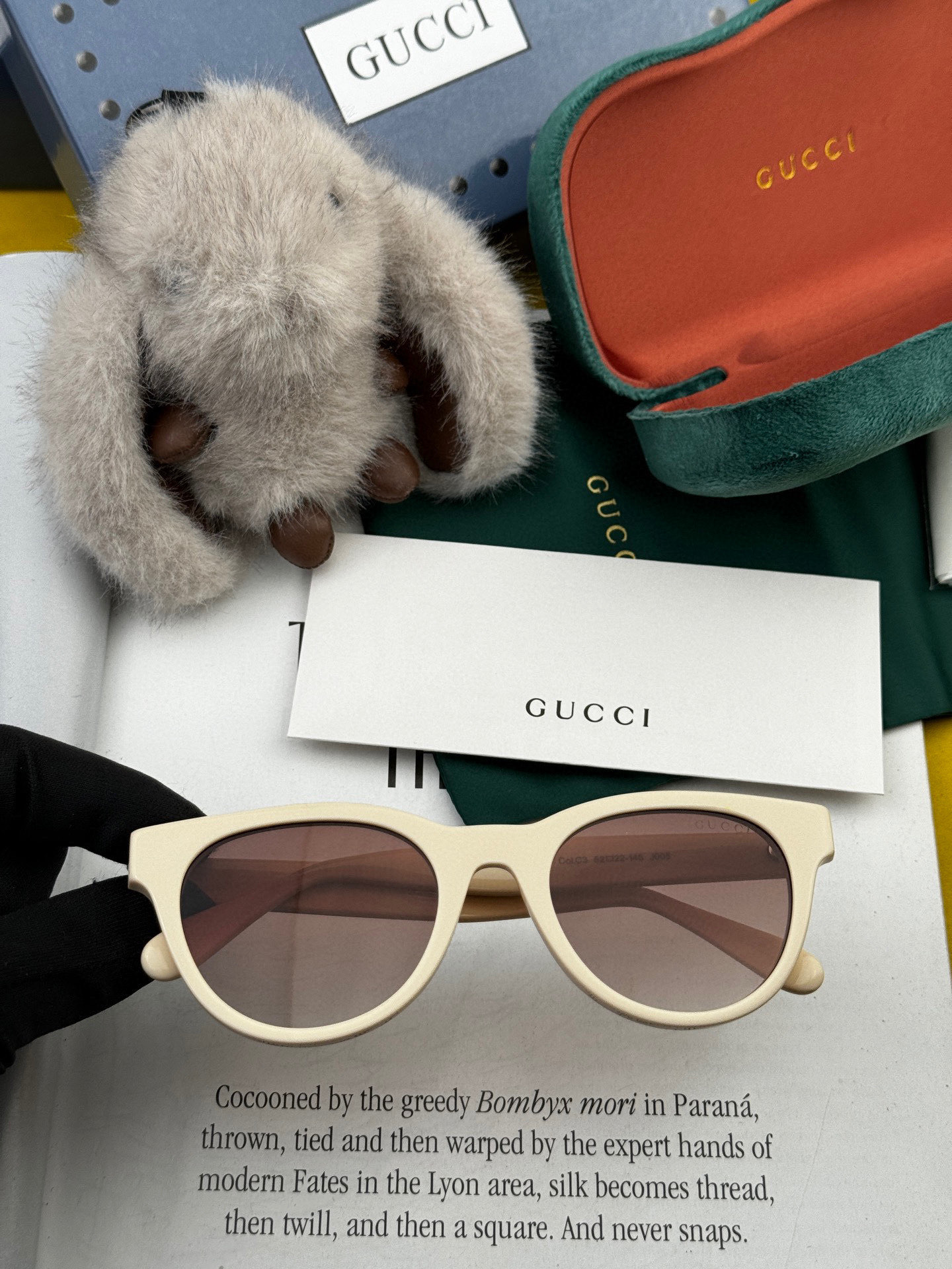   GUCCI2025开春新款一体镜 大框太阳镜男女同款 😎 
爆款小框尼龙太阳镜 超逼格超酷 
镜腿品