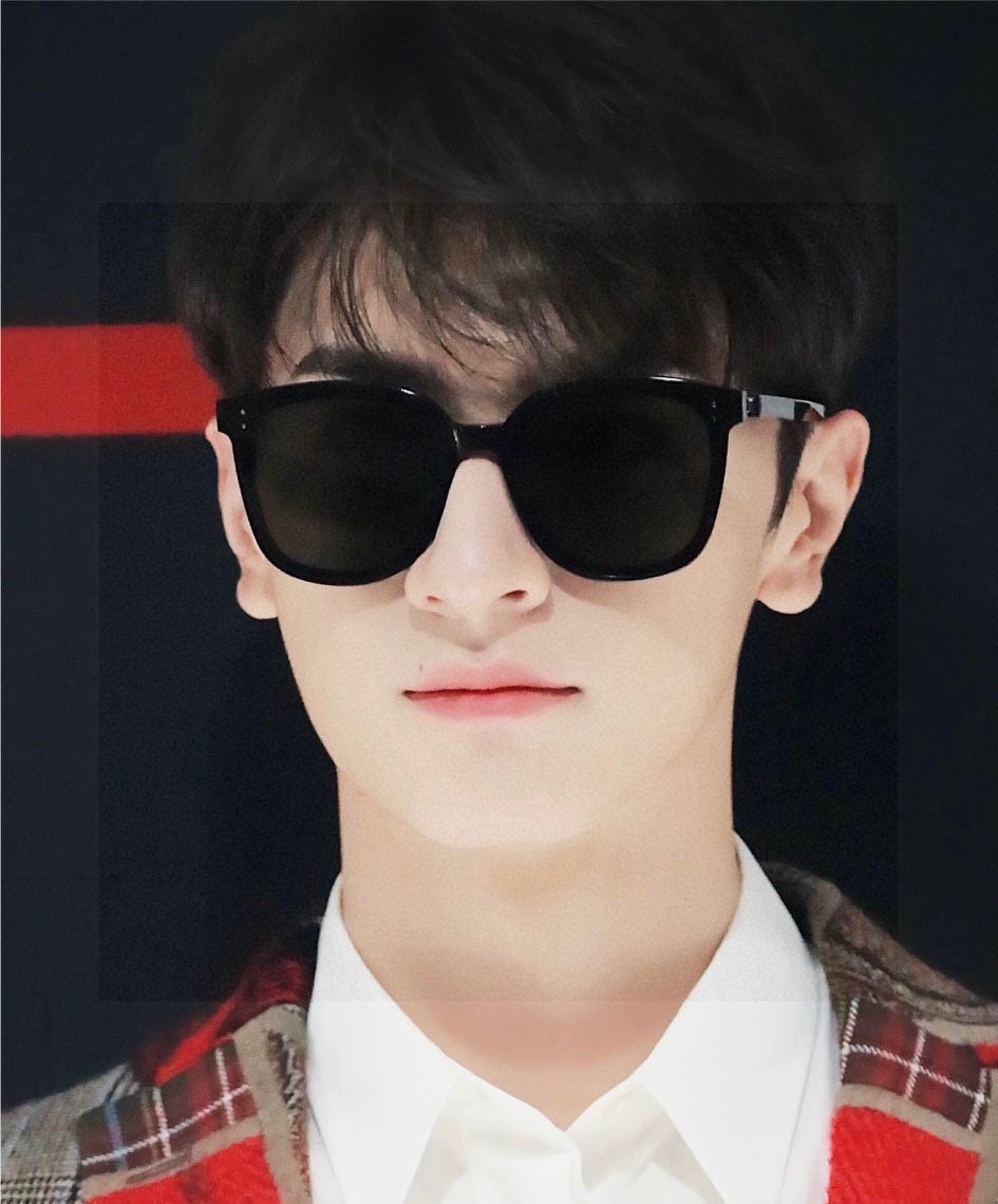   GUCCI2025开春新款一体镜 大框太阳镜男女同款 😎 
爆款大框尼龙太阳镜 超逼格超酷 
镜腿品