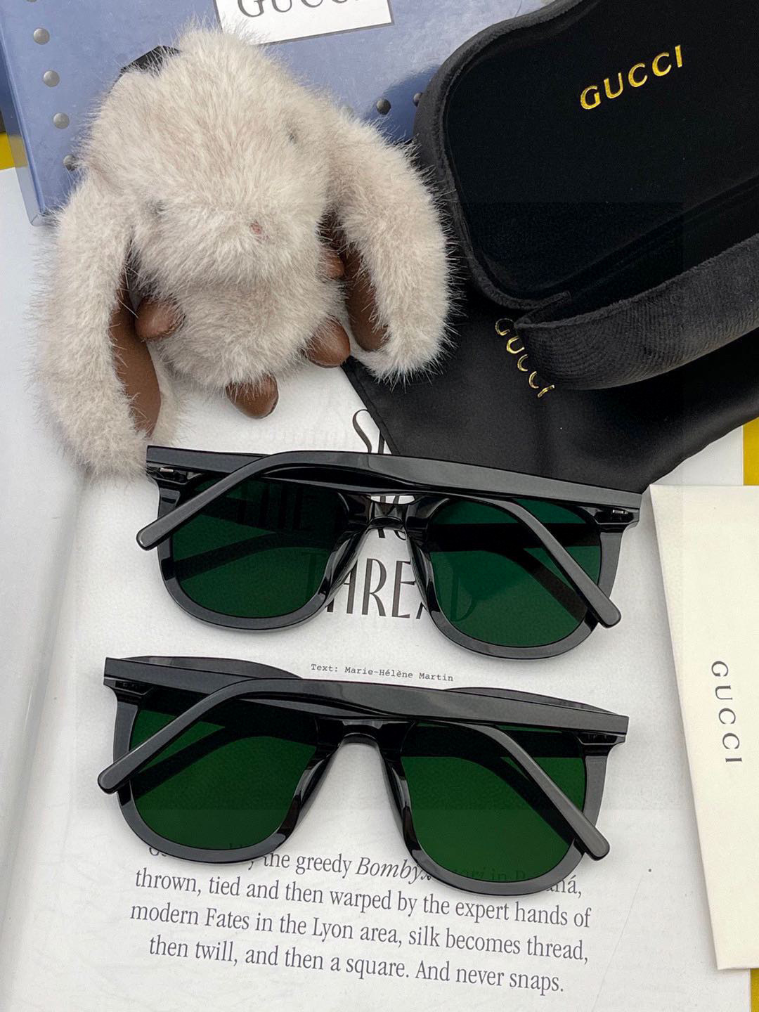   GUCCI2025开春新款一体镜 大框太阳镜男女同款 😎 
爆款大框尼龙太阳镜 超逼格超酷 
镜腿品