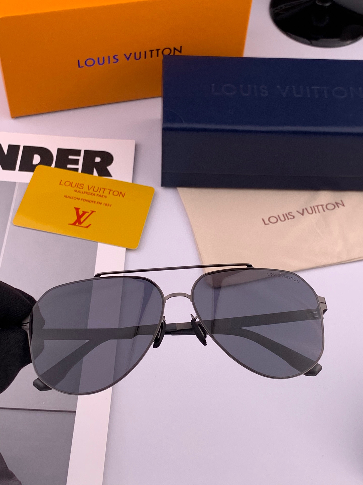 ♦️LV 2025新款男女情侣款太阳镜多边形墨镜iP电镀永不褪色 超轻超有弹性整幅眼镜无螺丝重要的是压不