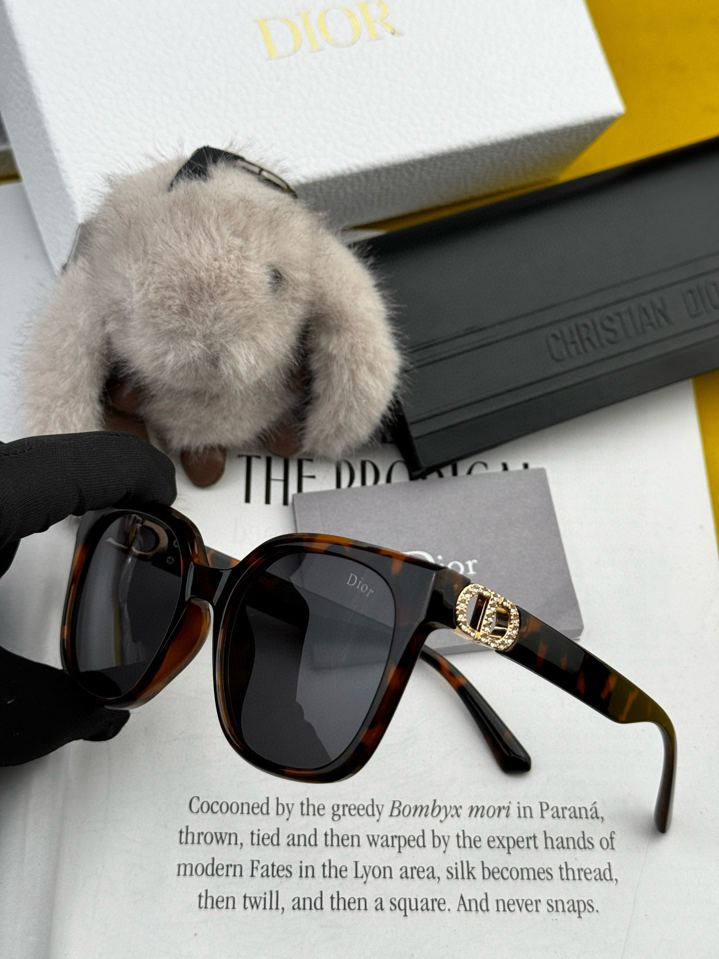   【DIOR】2025新款潮流爆款 时尚方框太阳镜 佩戴舒适 网红潮款墨镜  女士高清加厚偏光太阳镜🕶