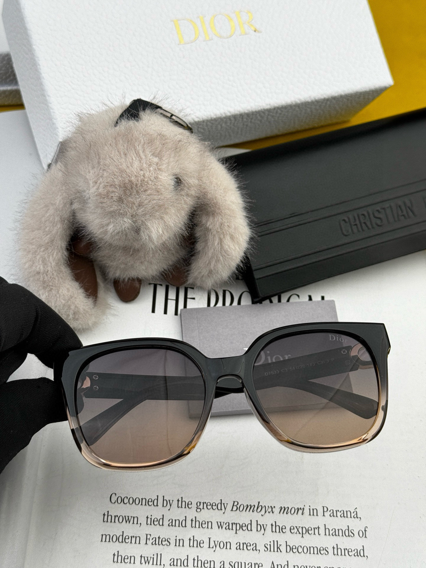   【DIOR】2025新款潮流爆款 时尚方框太阳镜 佩戴舒适 网红潮款墨镜  女士高清加厚偏光太阳镜🕶