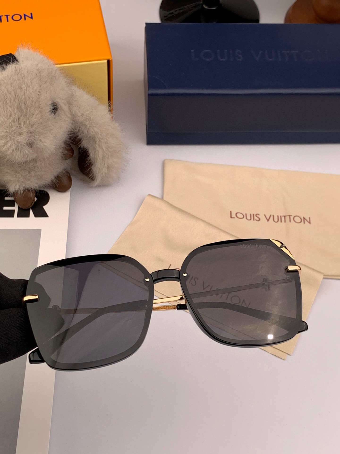   LV 太阳镜潮品官网模特同款 玫瑰玫瑰四叶草🍀精致个性设计简约时尚 高品质值得拥有绝对潮爆整个夏季 