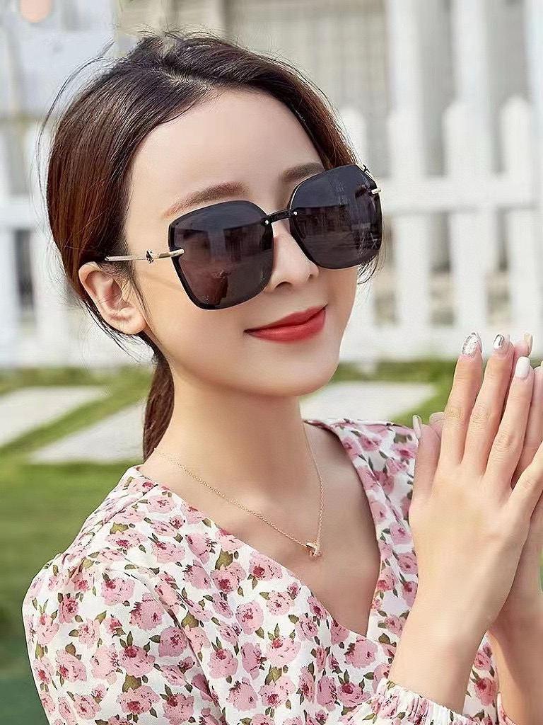   LV 太阳镜潮品官网模特同款 玫瑰玫瑰四叶草🍀精致个性设计简约时尚 高品质值得拥有绝对潮爆整个夏季 