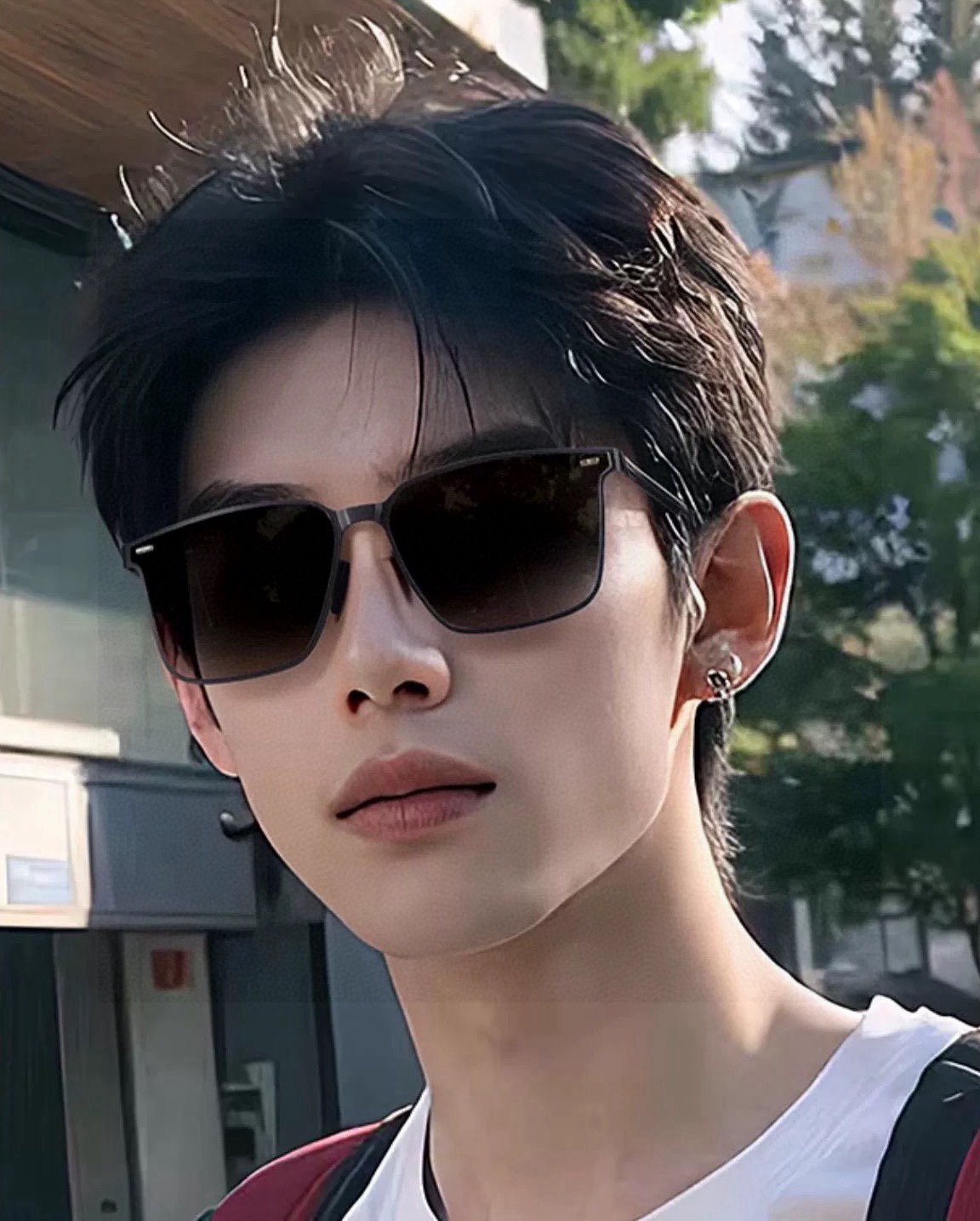 
      GUCCI 男款炫彩飞行员偏光太阳镜 ❤️材质：高清尼龙加厚卡槽高清偏光镜片 🌹无边框镜架
