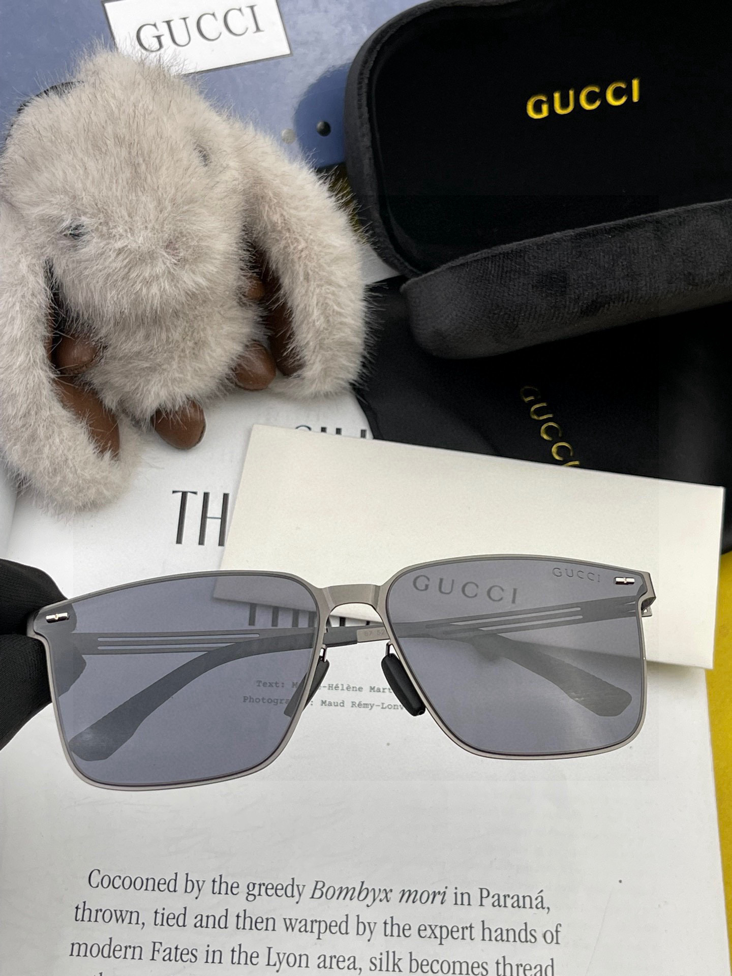 
      GUCCI 男款炫彩飞行员偏光太阳镜 ❤️材质：高清尼龙加厚卡槽高清偏光镜片 🌹无边框镜架