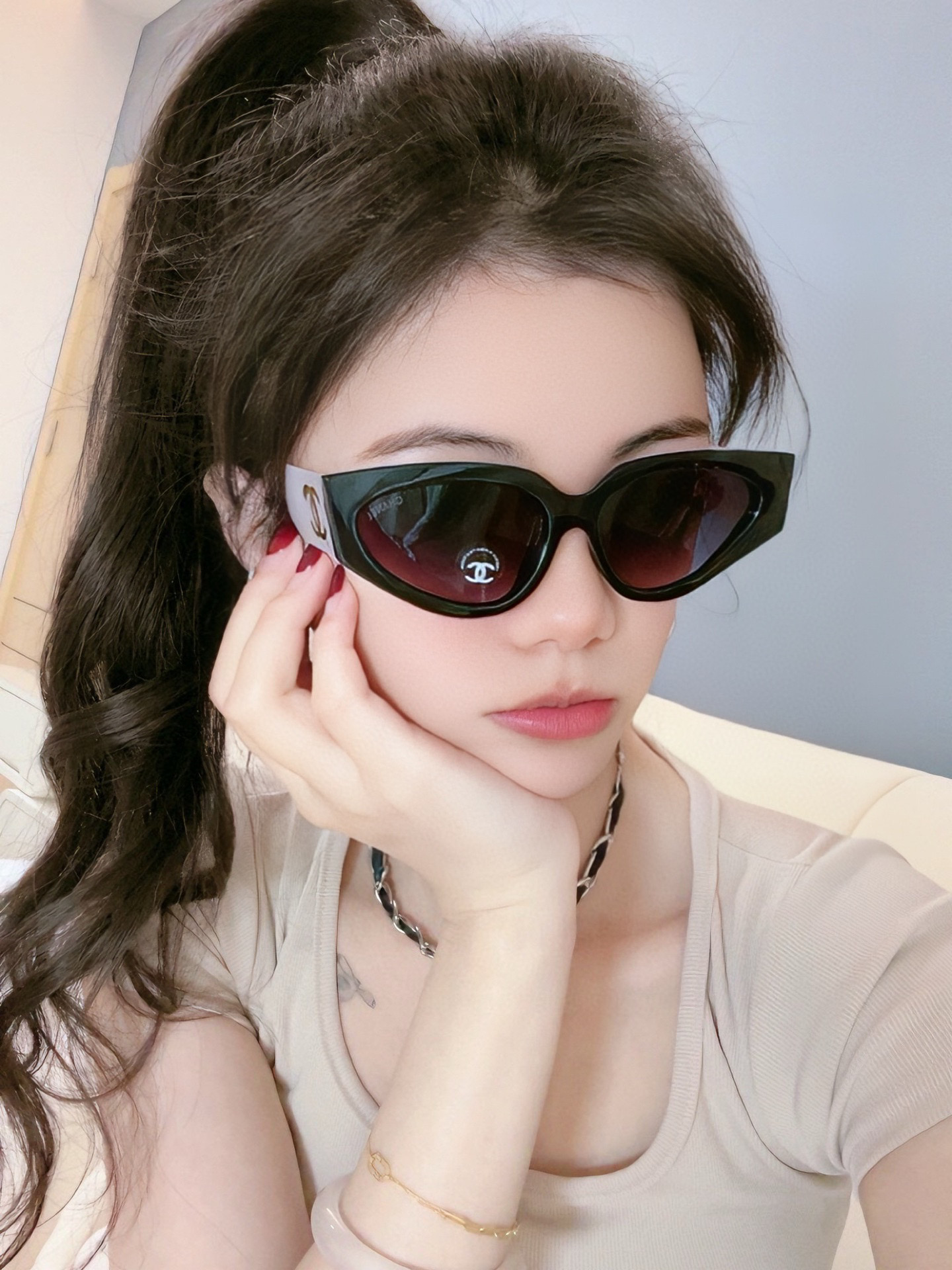    Chanel太阳镜墨镜  经典小框设计，不挑脸型，无论搭配大衣还是连衣裙都非常显气质太阳镜预防紫外