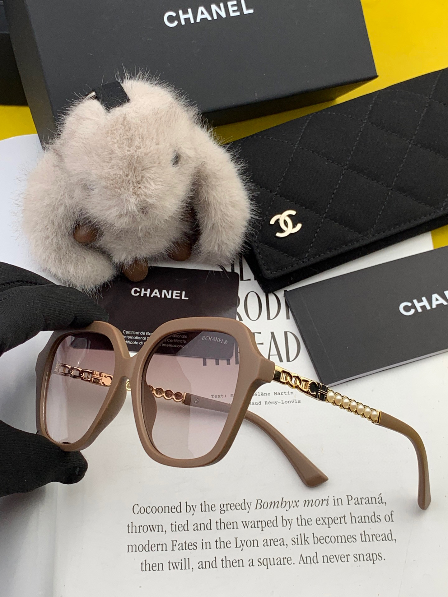    新品CHANEL 香奈儿太阳镜以独特魅力和前卫风格诠释春夏最新眼镜，质感超好佩带舒适 型号：CH6